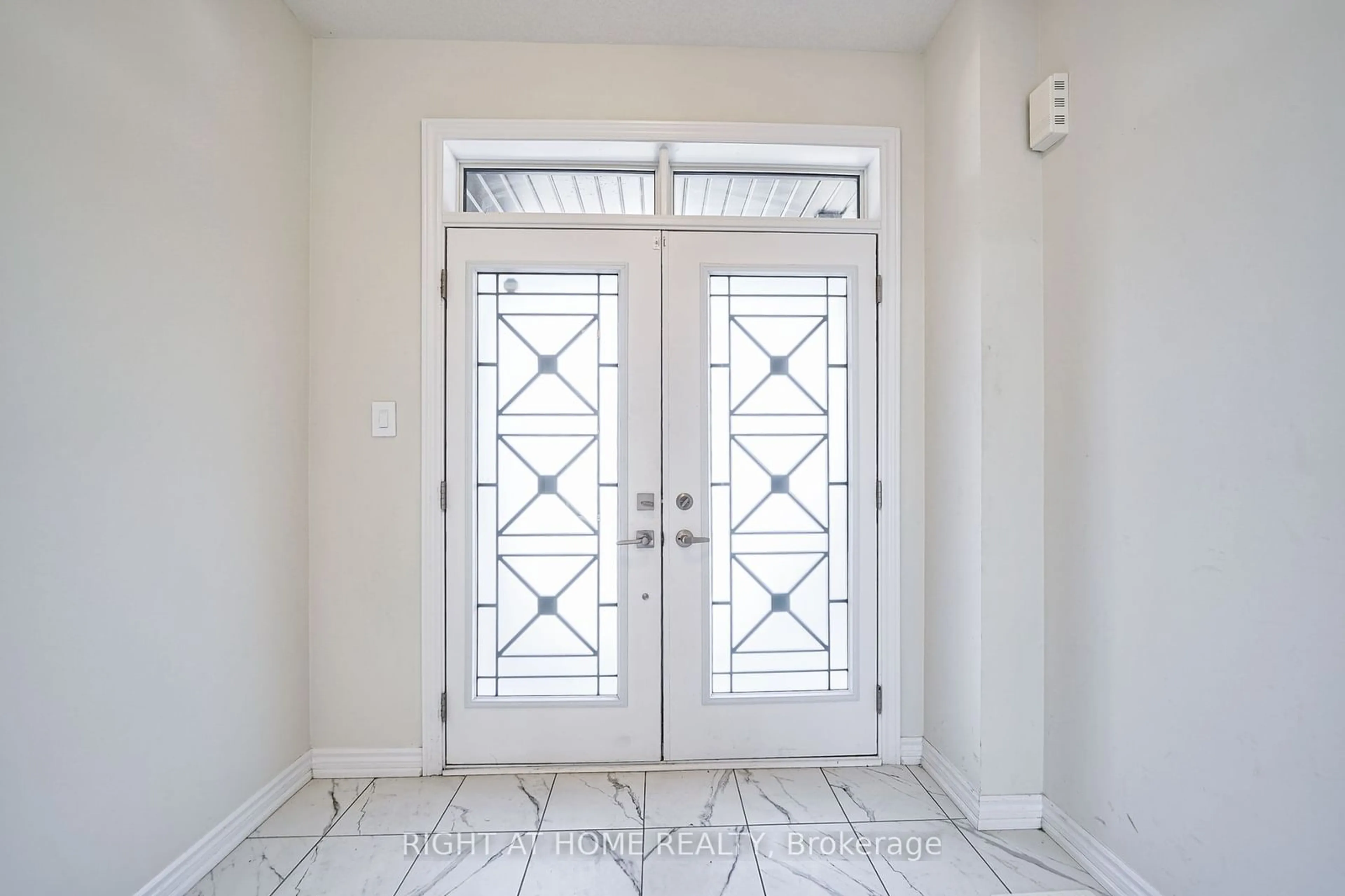 Indoor entryway for 68 Witteveen Dr, Brantford Ontario N3T 0S3