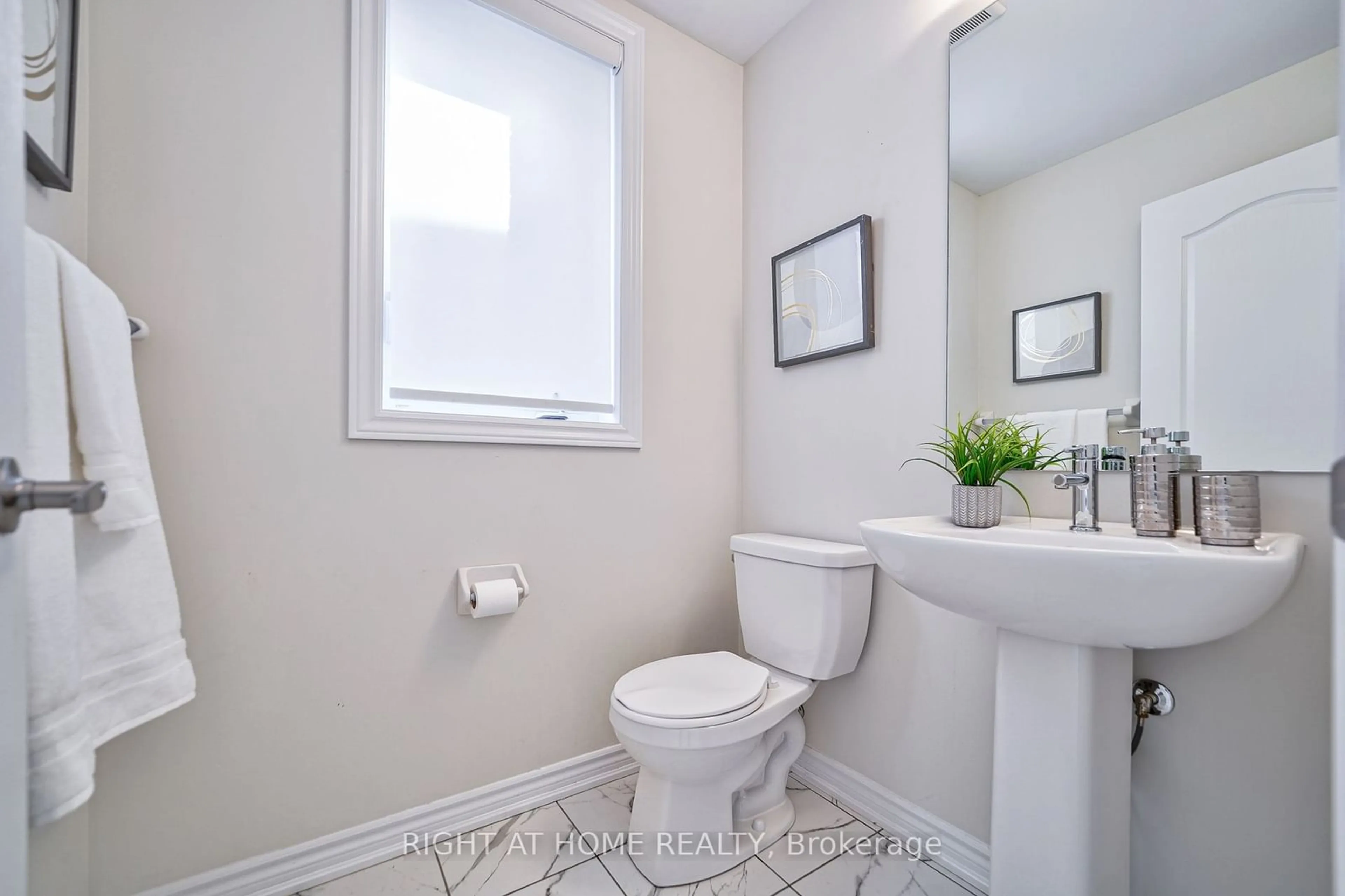 Standard bathroom, ceramic/tile floor for 68 Witteveen Dr, Brantford Ontario N3T 0S3