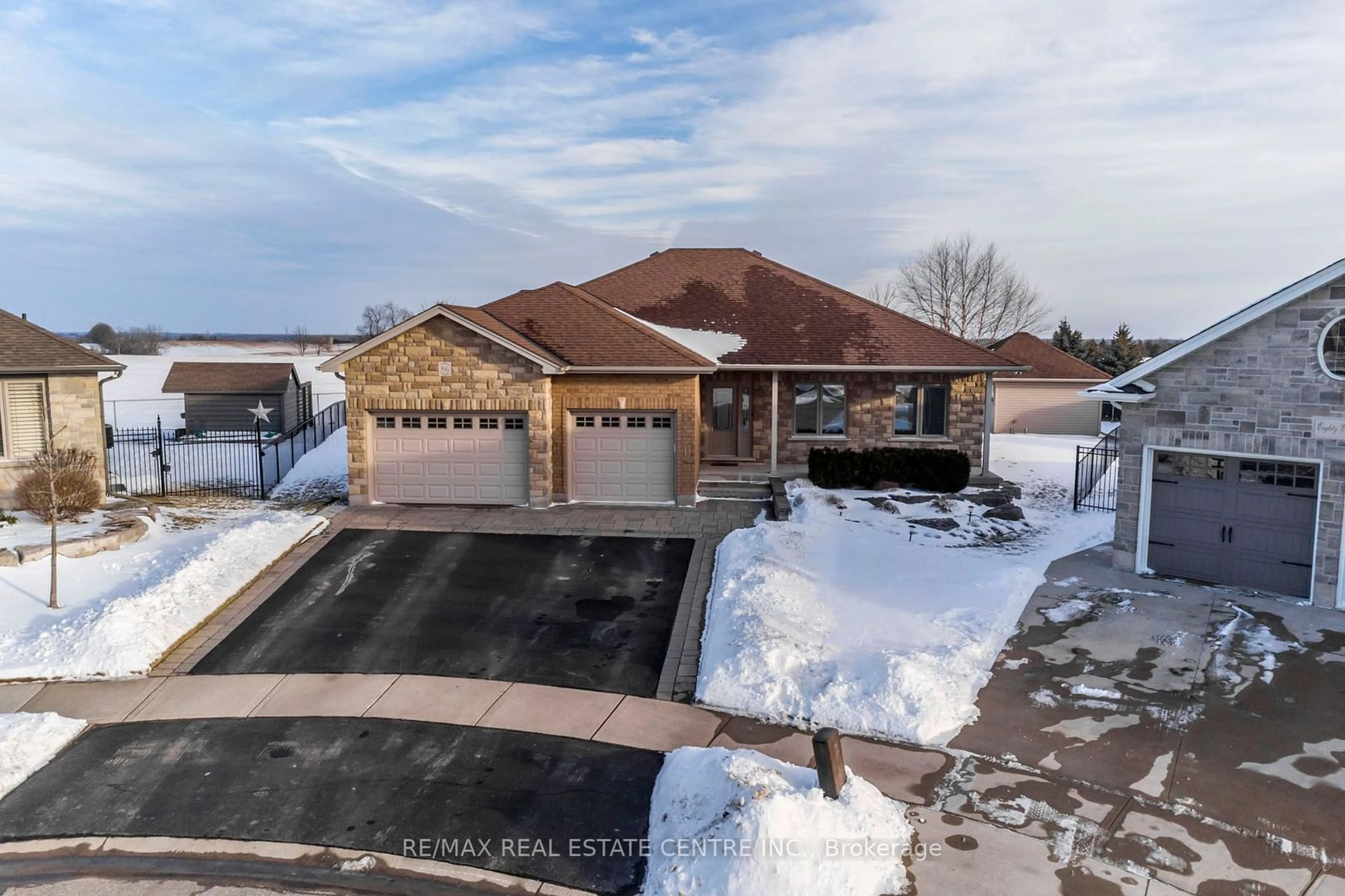 A pic from outside/outdoor area/front of a property/back of a property/a pic from drone, street for 86 Willits Cres, Brant Ontario N0E 1N0