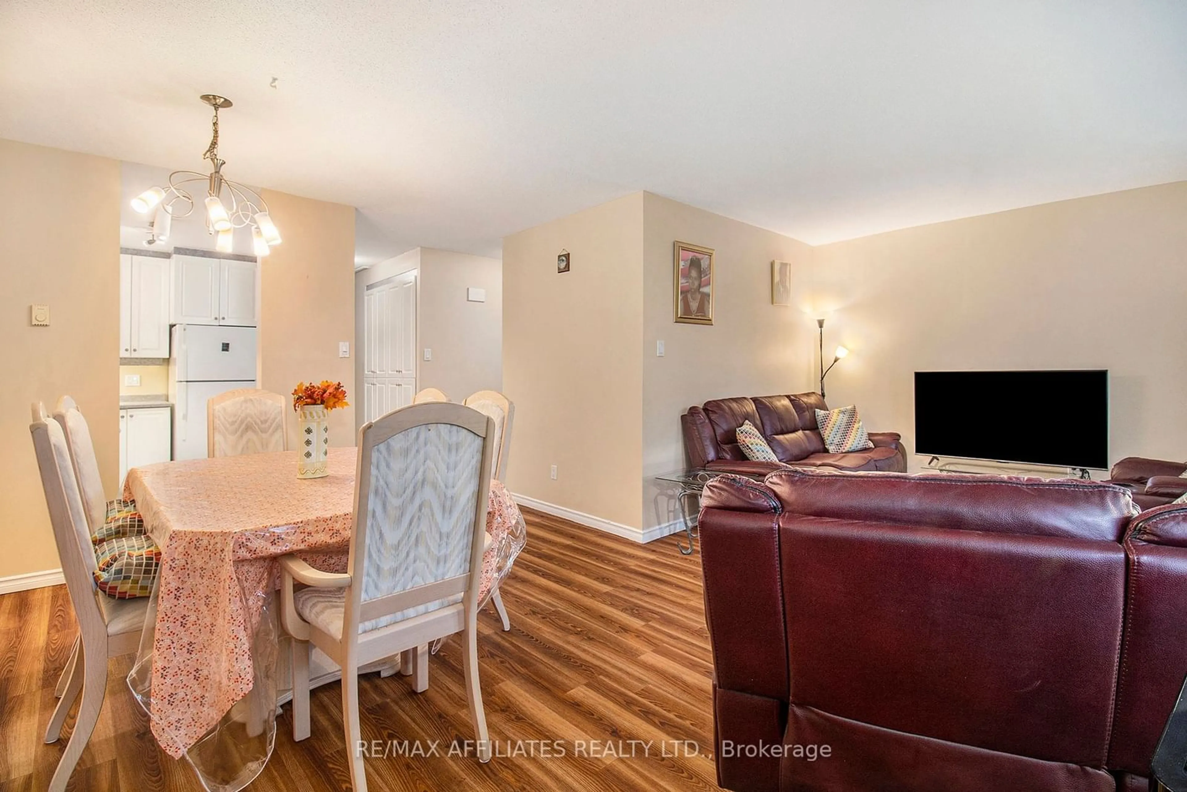 Dining room, wood/laminate floor for 2000 Jasmine Cres #403, Beacon Hill North - South and Area Ontario K1J 8K4