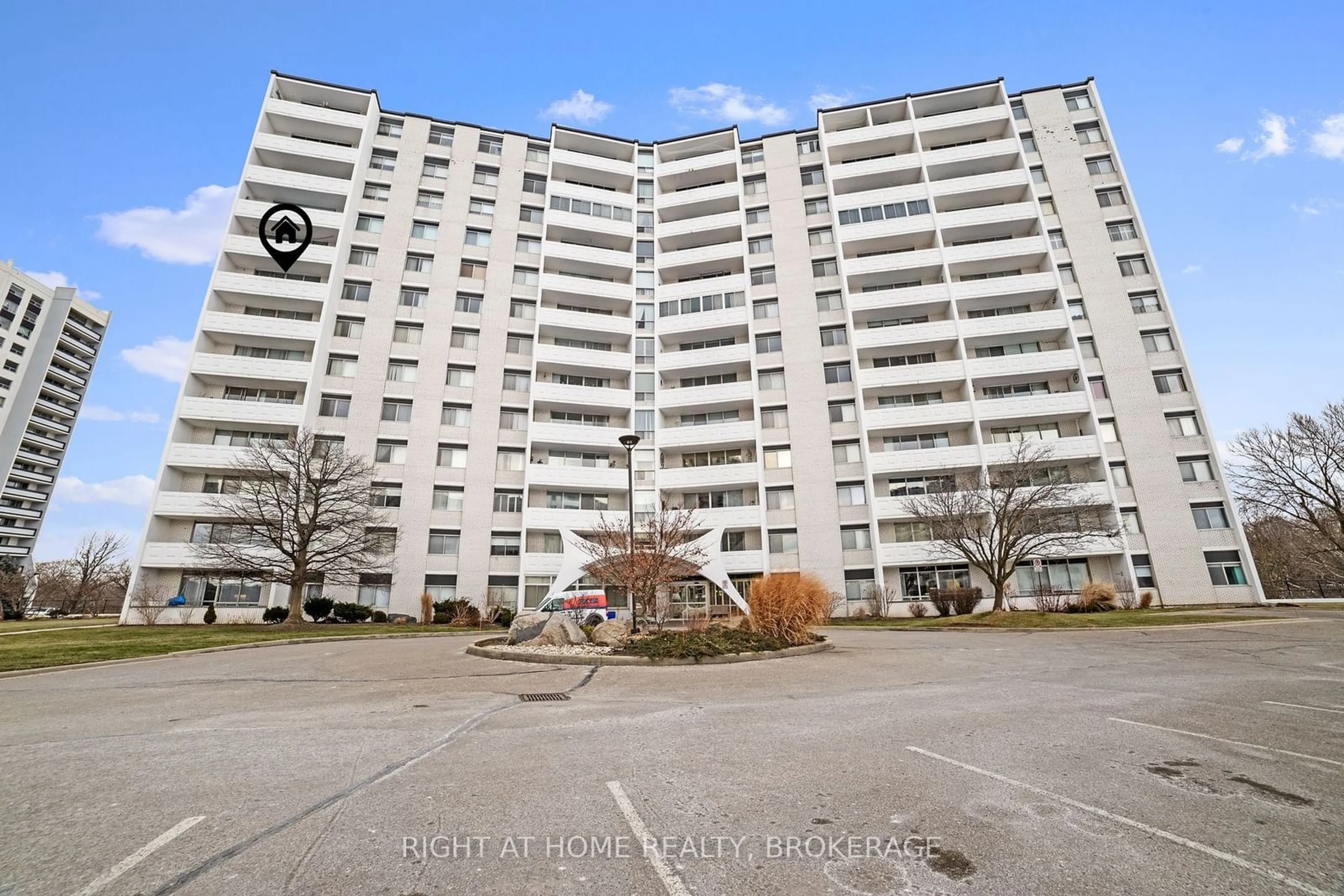 A pic from outside/outdoor area/front of a property/back of a property/a pic from drone, unknown for 15 Towering Heights Blvd #802, St. Catharines Ontario L2T 3G7