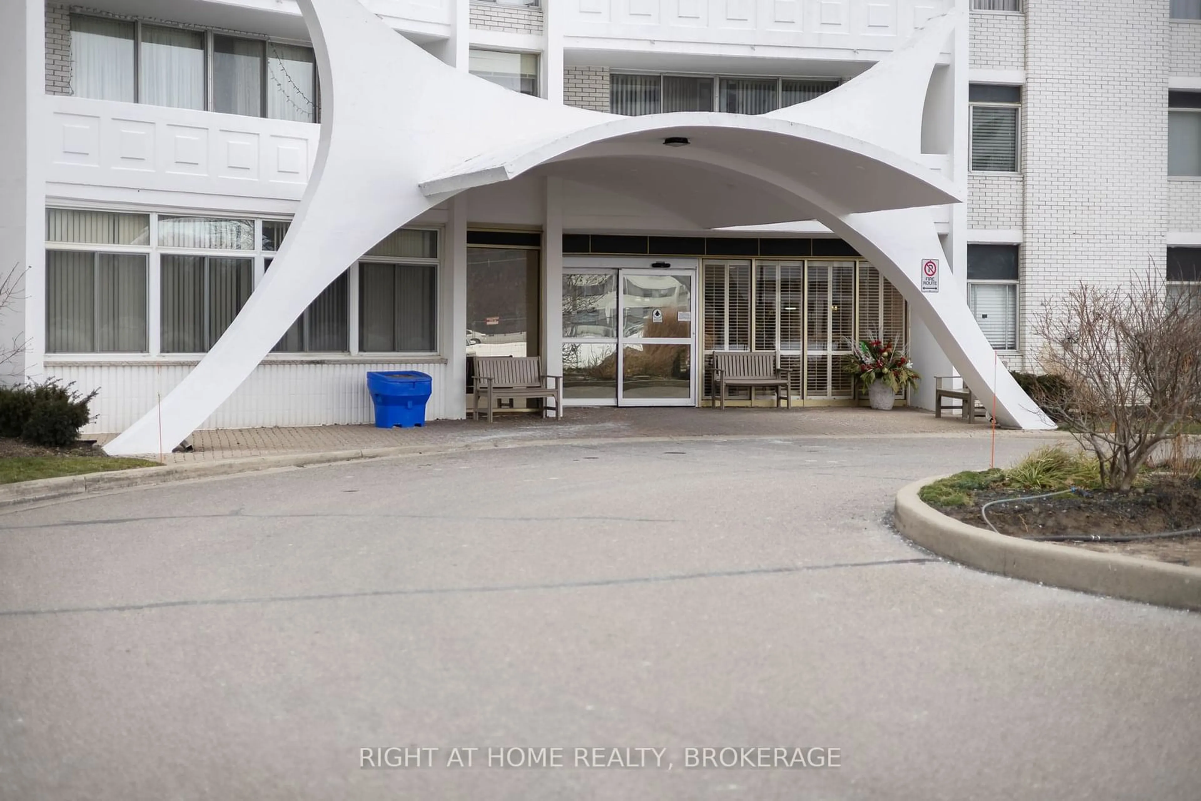 Indoor foyer for 15 Towering Heights Blvd #802, St. Catharines Ontario L2T 3G7