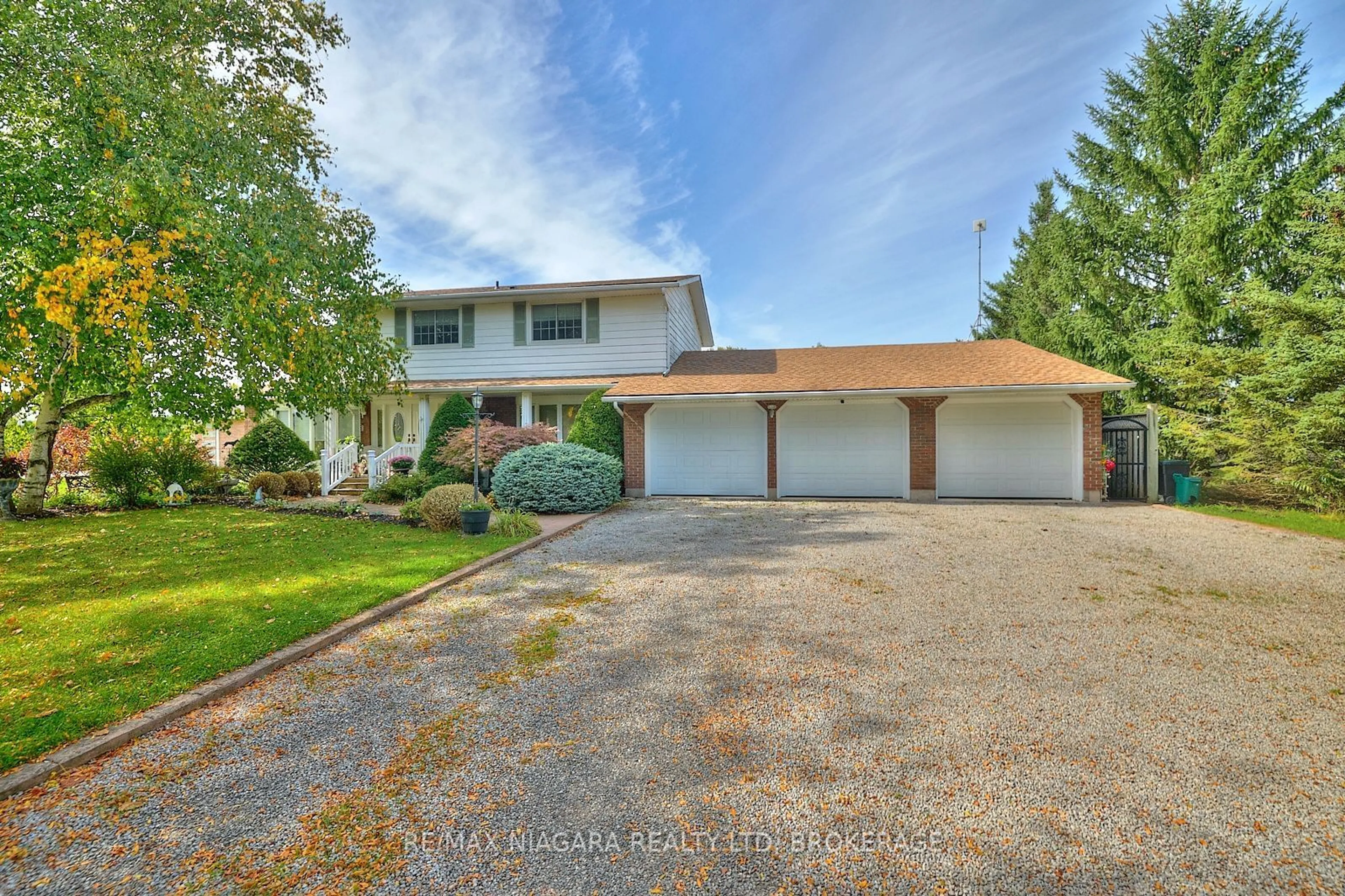 A pic from outside/outdoor area/front of a property/back of a property/a pic from drone, water/lake/river/ocean view for 2065 SEVENTH ST LOUTH, St. Catharines Ontario L2R 6P9