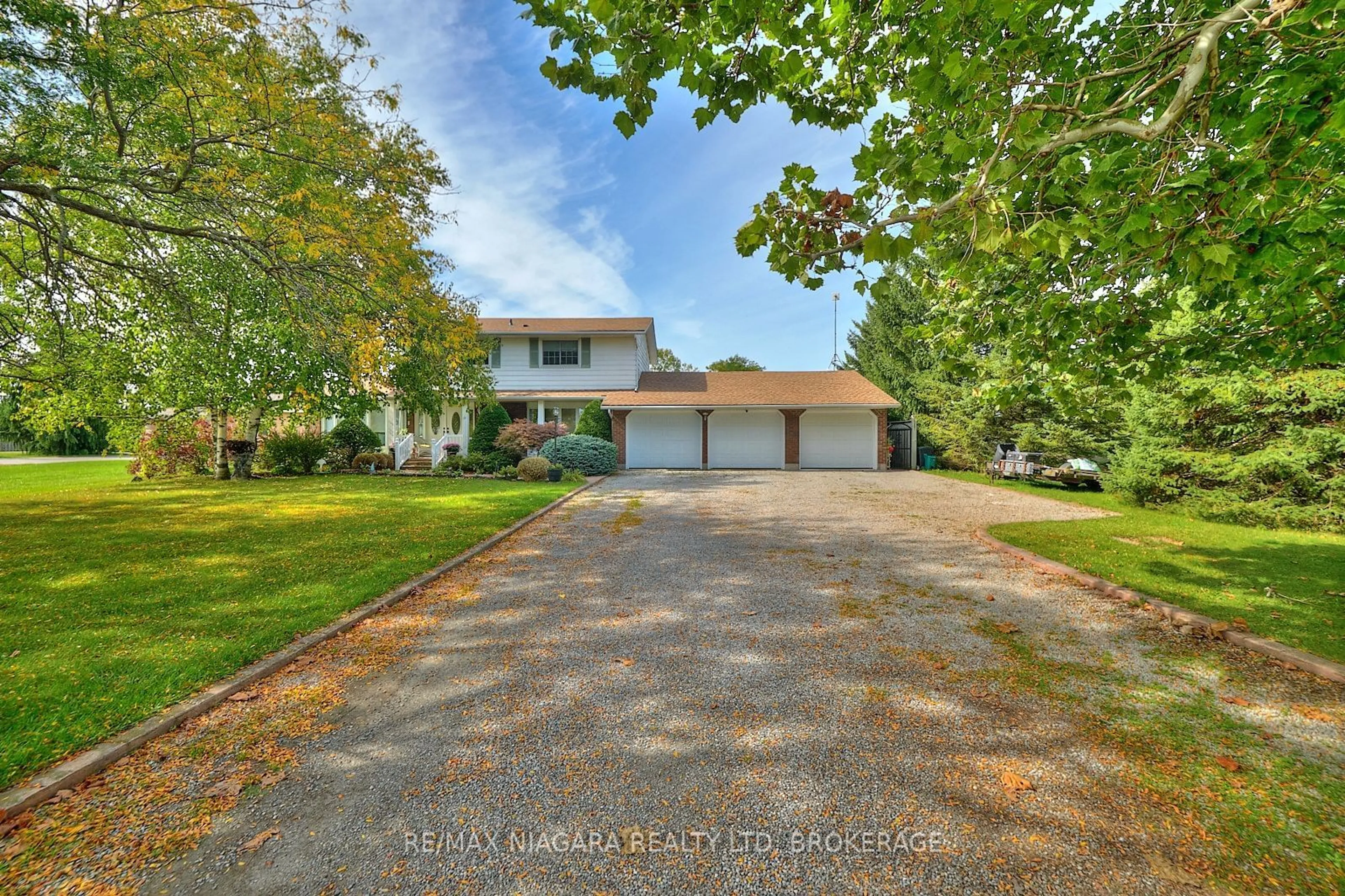 A pic from outside/outdoor area/front of a property/back of a property/a pic from drone, street for 2065 SEVENTH ST LOUTH, St. Catharines Ontario L2R 6P9