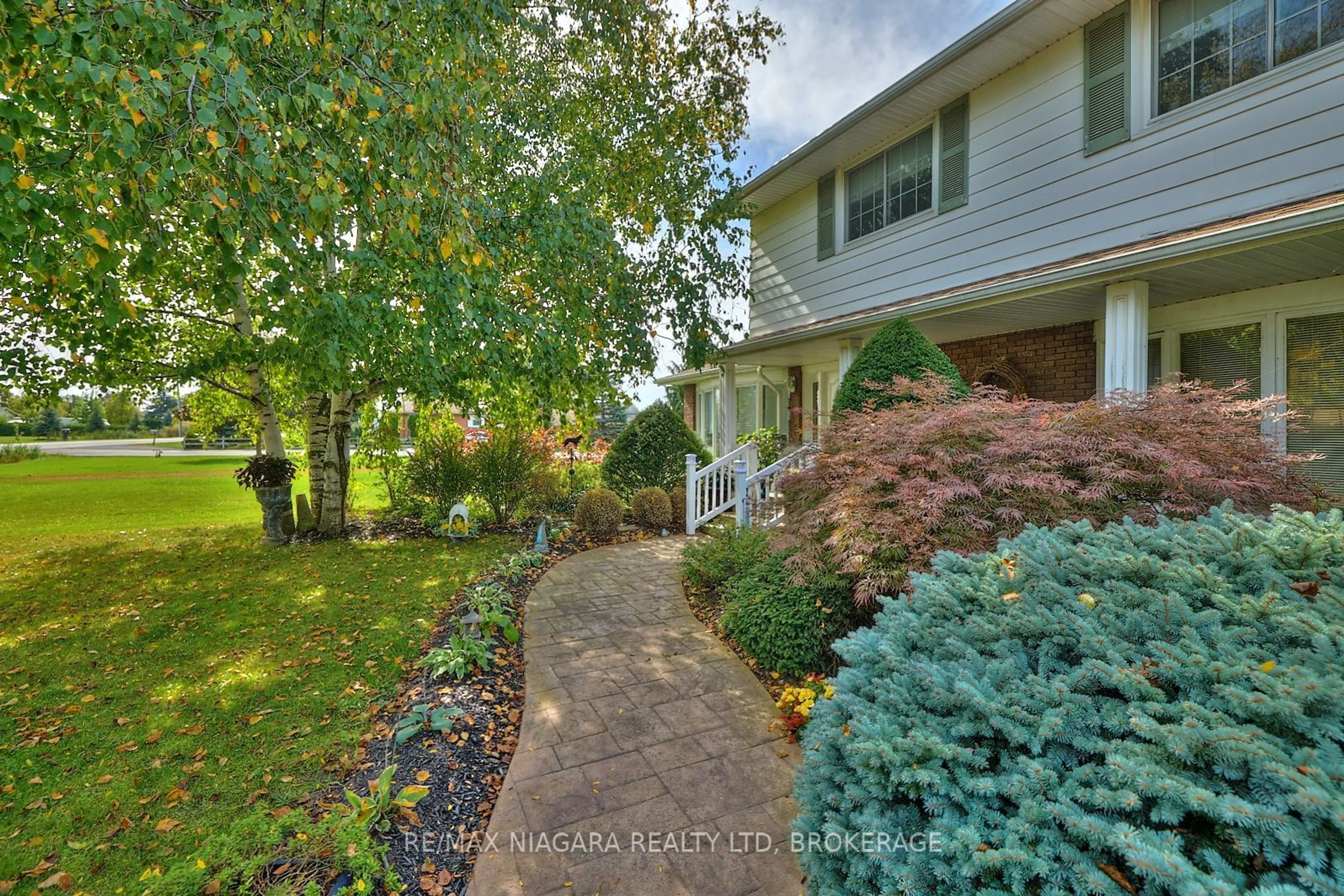 A pic from outside/outdoor area/front of a property/back of a property/a pic from drone, water/lake/river/ocean view for 2065 SEVENTH ST LOUTH, St. Catharines Ontario L2R 6P9