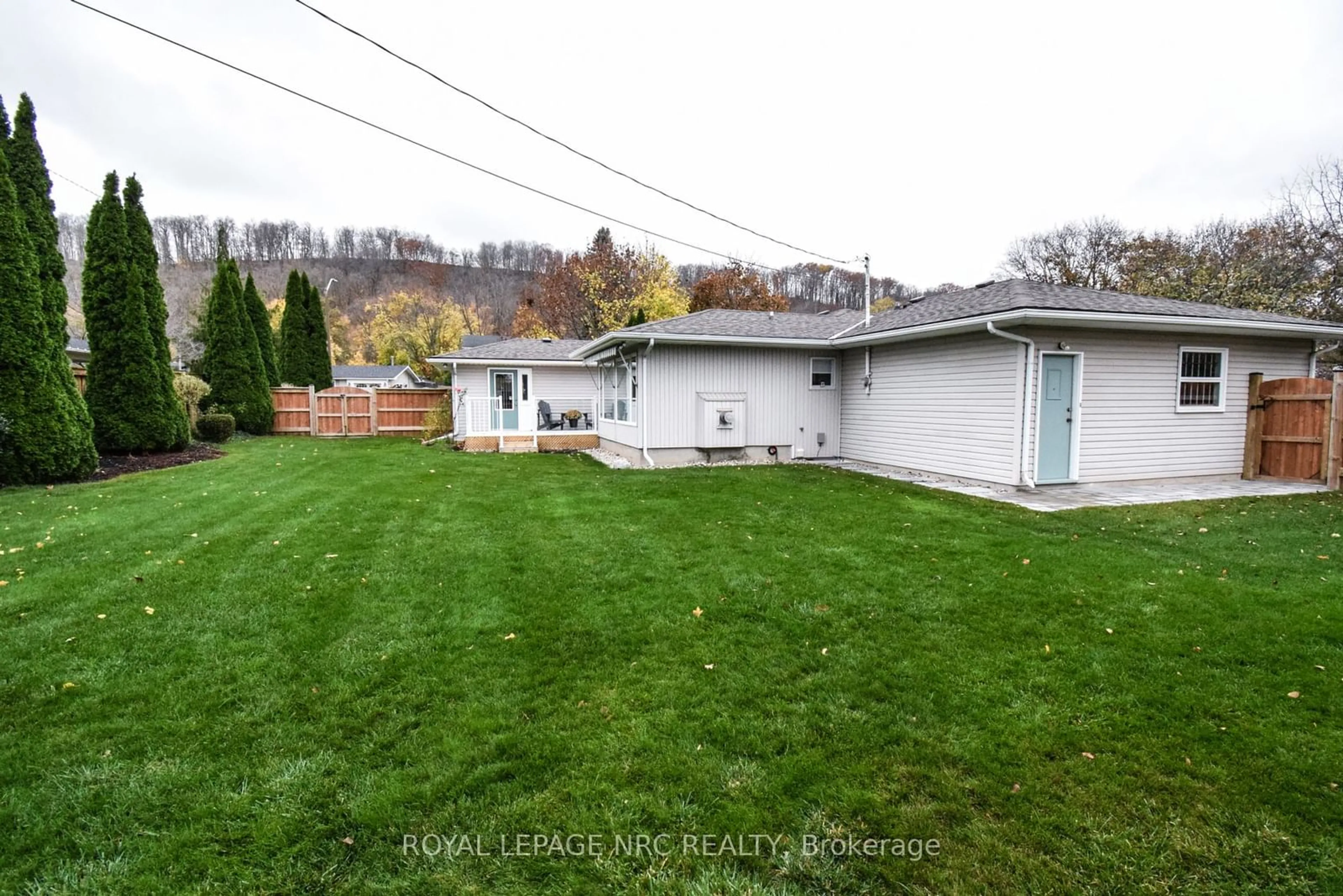 A pic from outside/outdoor area/front of a property/back of a property/a pic from drone, unknown for 15 BURGESS Dr, Grimsby Ontario L3M 2Z1