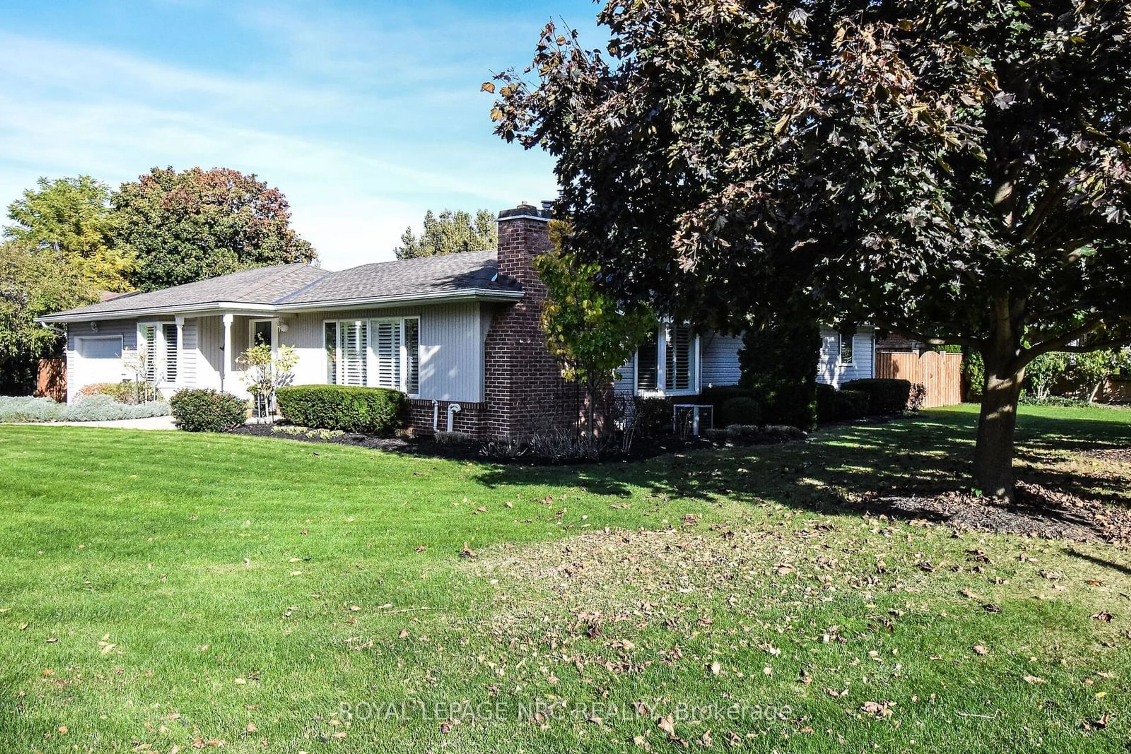 A pic from outside/outdoor area/front of a property/back of a property/a pic from drone, street for 15 BURGESS Dr, Grimsby Ontario L3M 2Z1