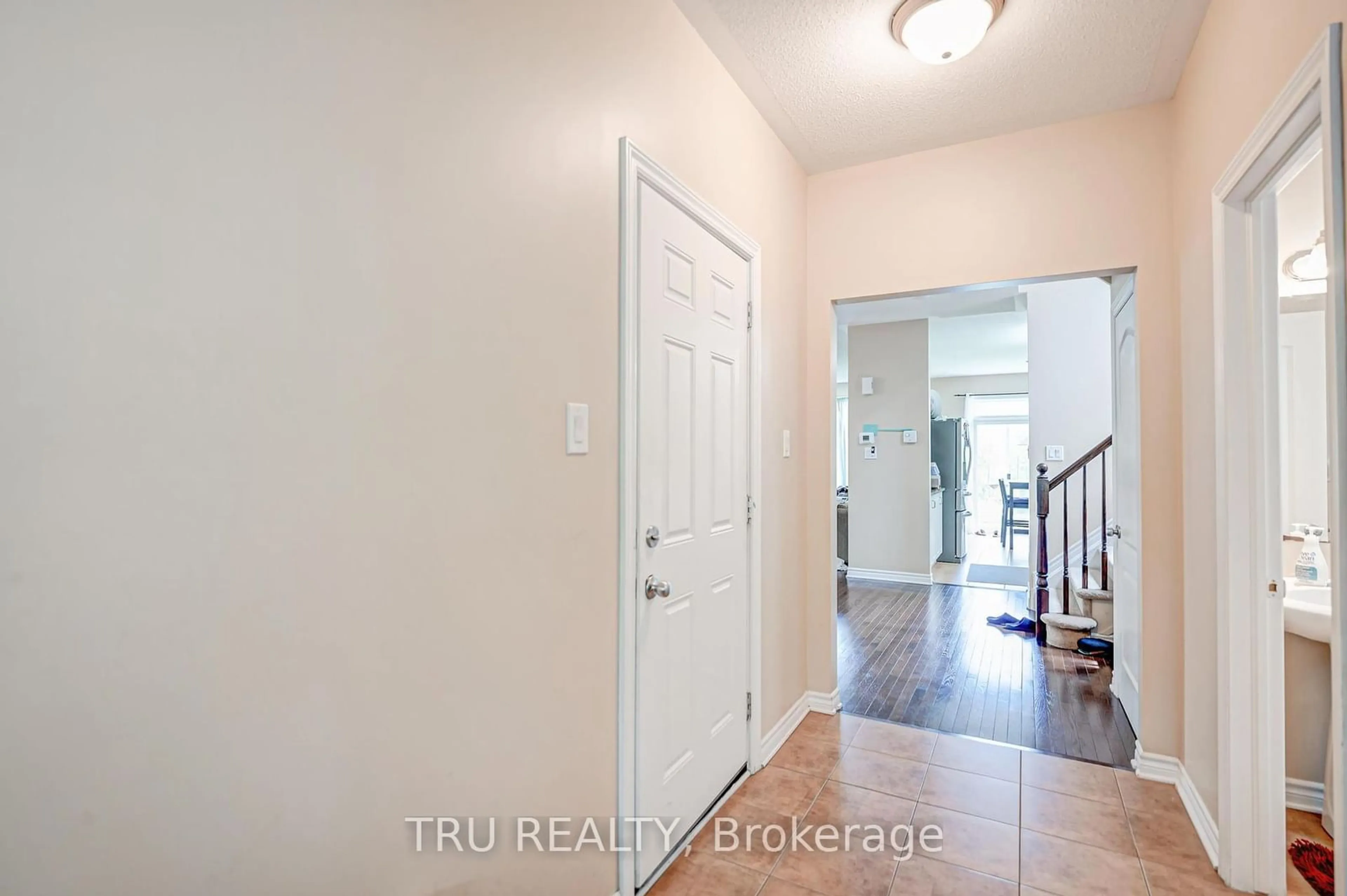 Indoor entryway for 536 GOLDEN SEDGE Way, Ottawa Ontario K1T 0G5