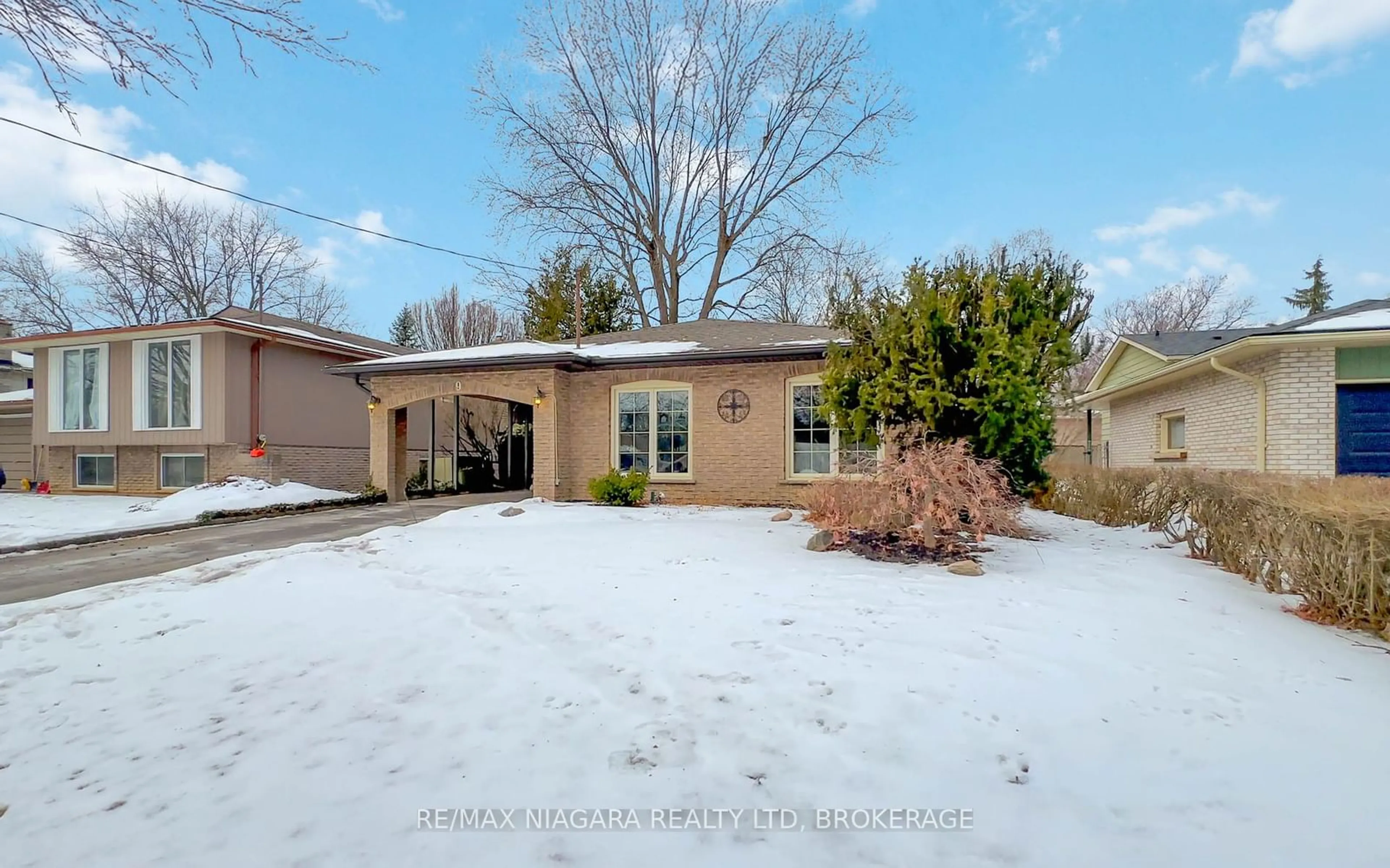 A pic from outside/outdoor area/front of a property/back of a property/a pic from drone, street for 9 Shoreline Dr, St. Catharines Ontario L2N 3V7