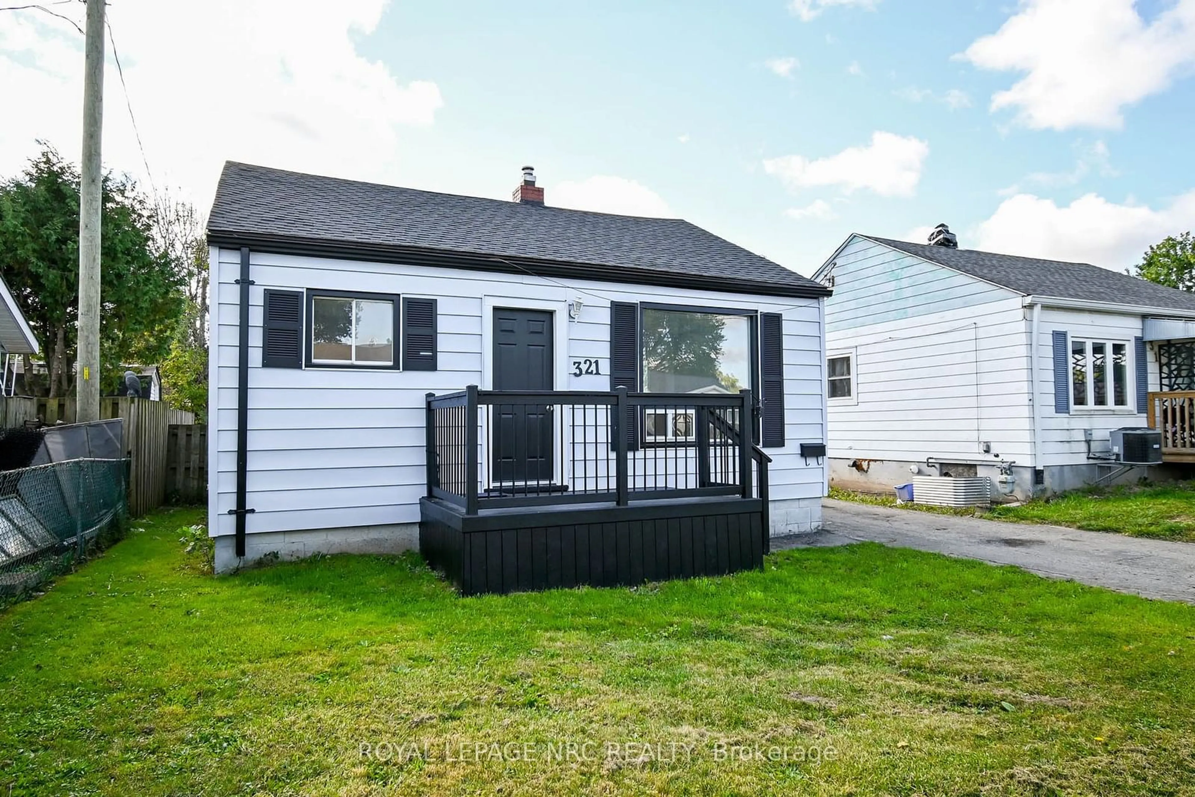 Home with vinyl exterior material, street for 321 Dieppe St, Welland Ontario L3B 4V1