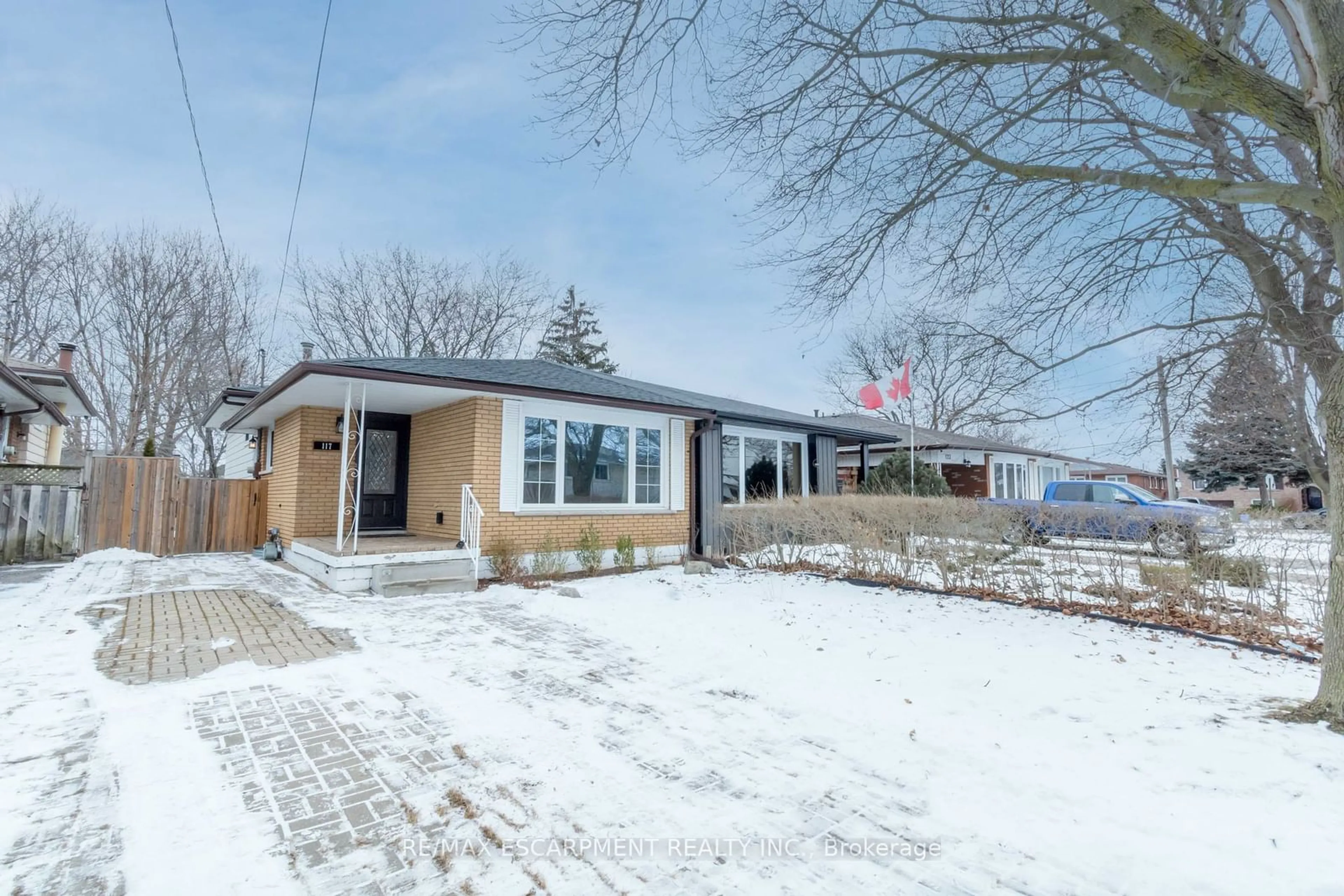 A pic from outside/outdoor area/front of a property/back of a property/a pic from drone, street for 117 Anna Capri Dr, Hamilton Ontario L8W 1M7