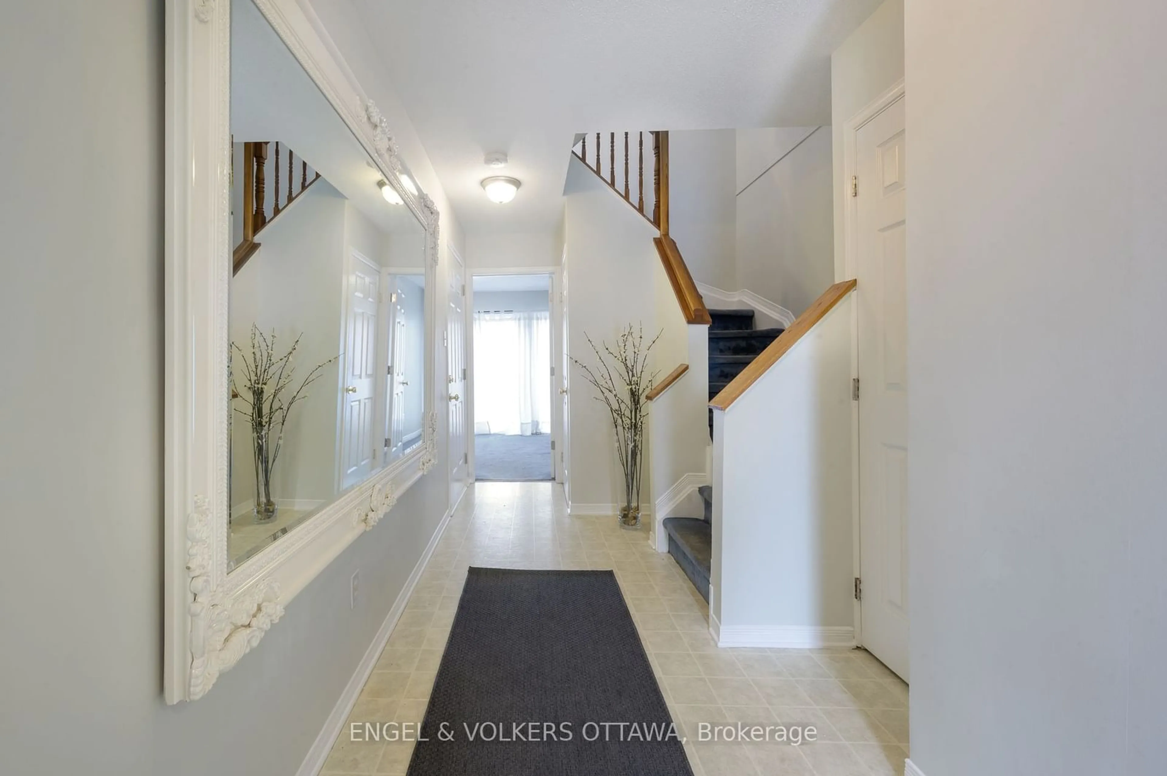 Indoor foyer for 165 Arcola Private, Overbrook - Castleheights and Area Ontario K1K 4W9