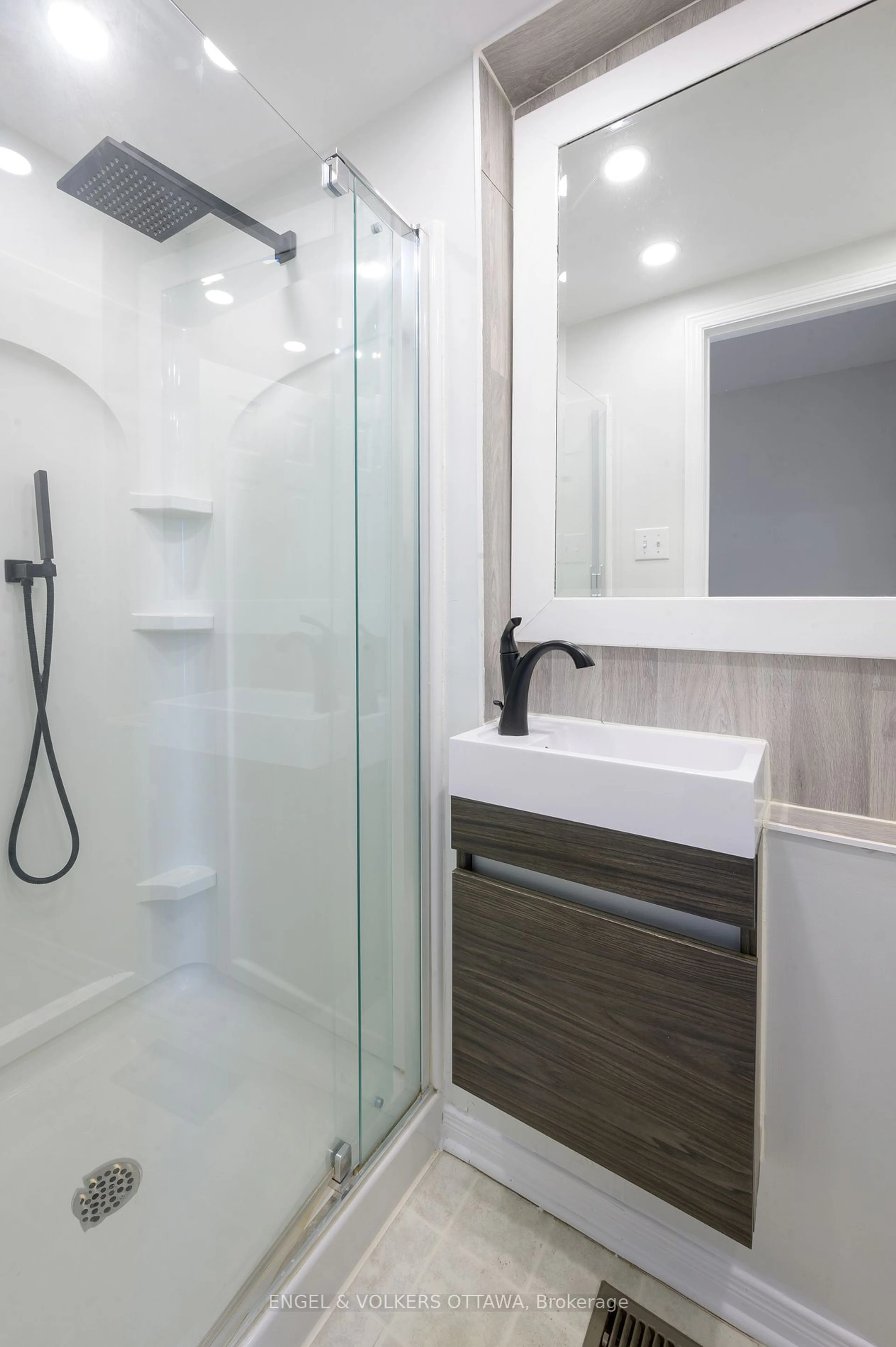 Contemporary bathroom, ceramic/tile floor for 165 Arcola Private, Overbrook - Castleheights and Area Ontario K1K 4W9