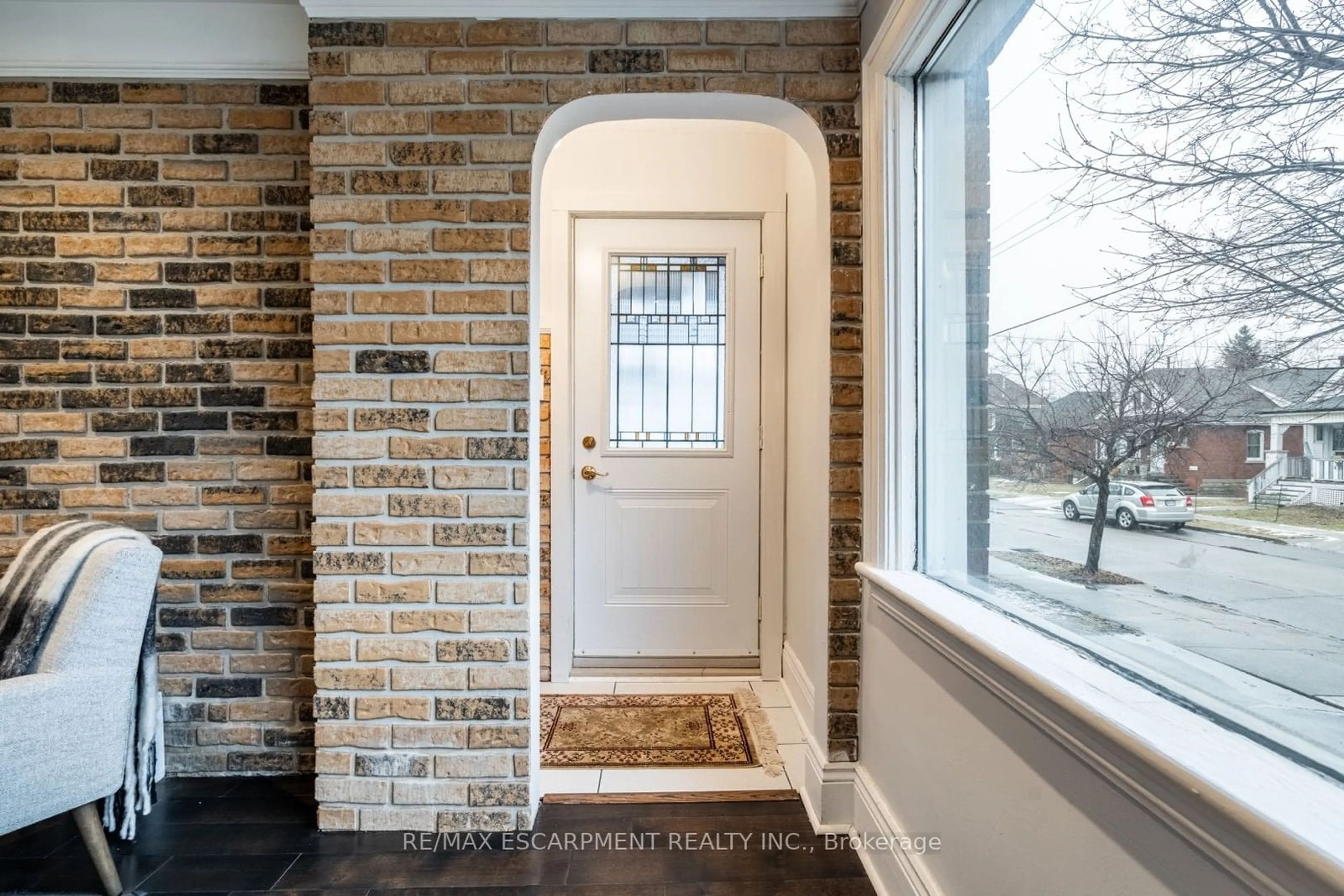 Indoor entryway for 149 WEIR St, Hamilton Ontario L8H 5G1