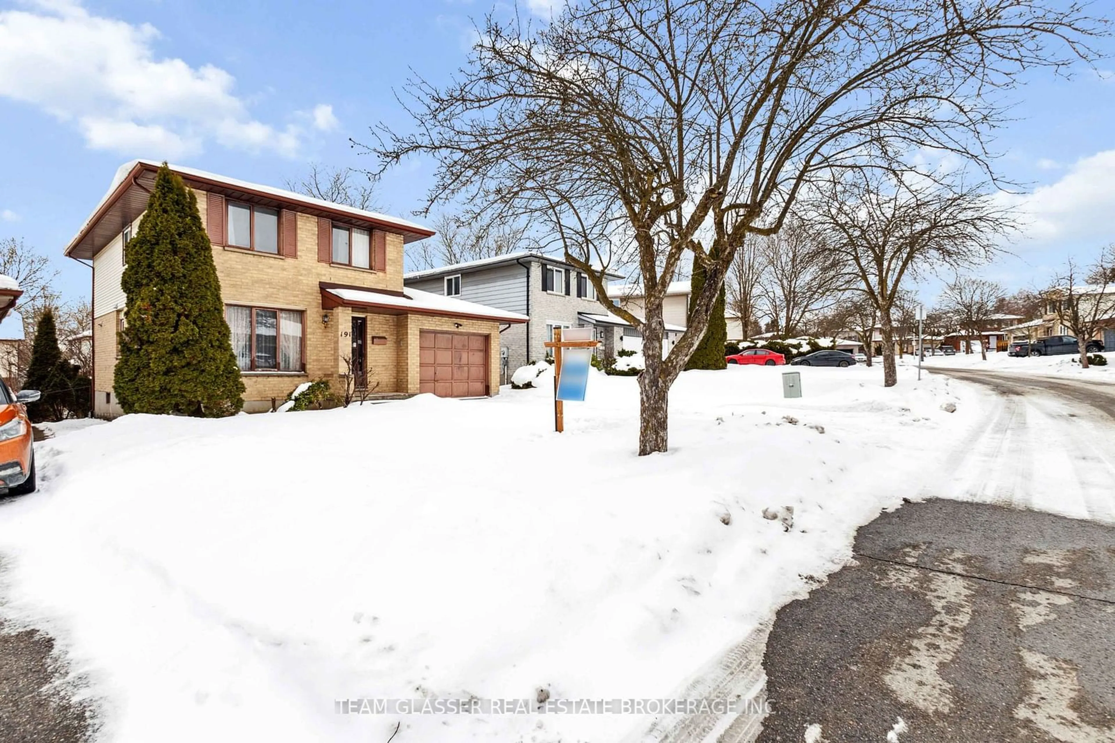 A pic from outside/outdoor area/front of a property/back of a property/a pic from drone, street for 191 Walmer Grve, London Ontario N6G 4G8