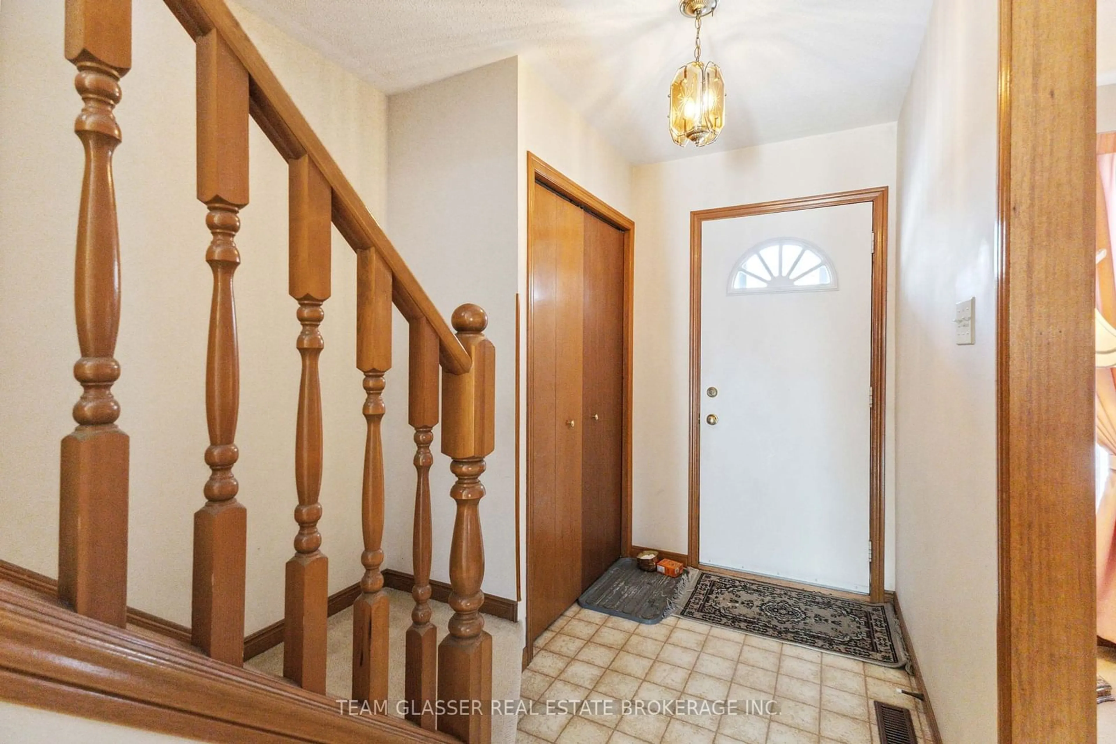 Indoor foyer for 191 Walmer Grve, London Ontario N6G 4G8