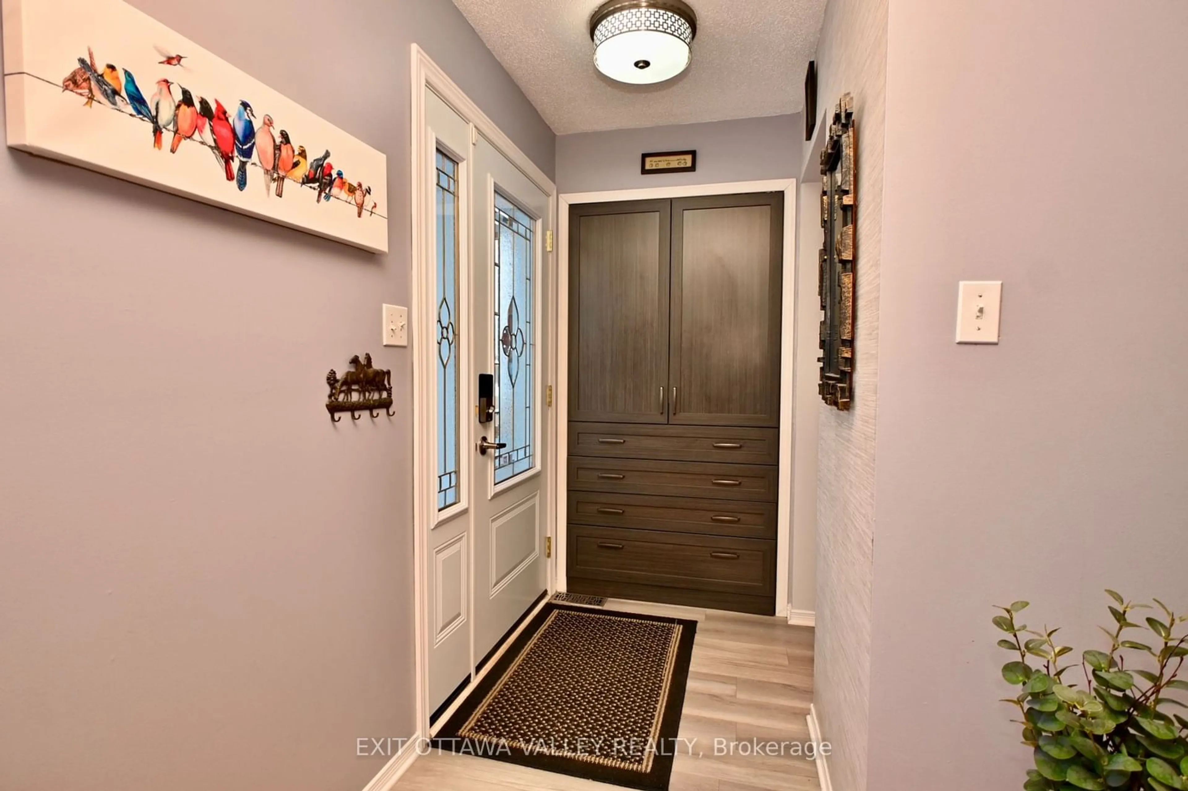 Indoor entryway for 286 Thompson St, Pembroke Ontario K8A 8N7