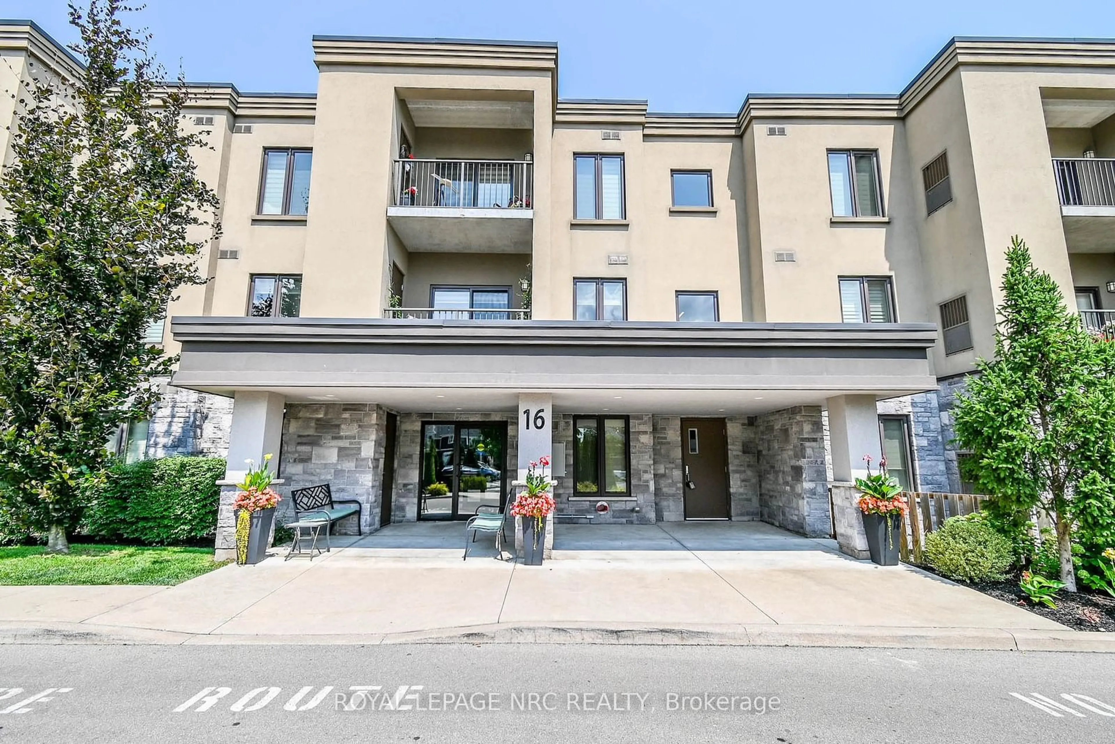 Indoor foyer for 16 Sullivan Ave #203, Thorold Ontario L2V 2Y2