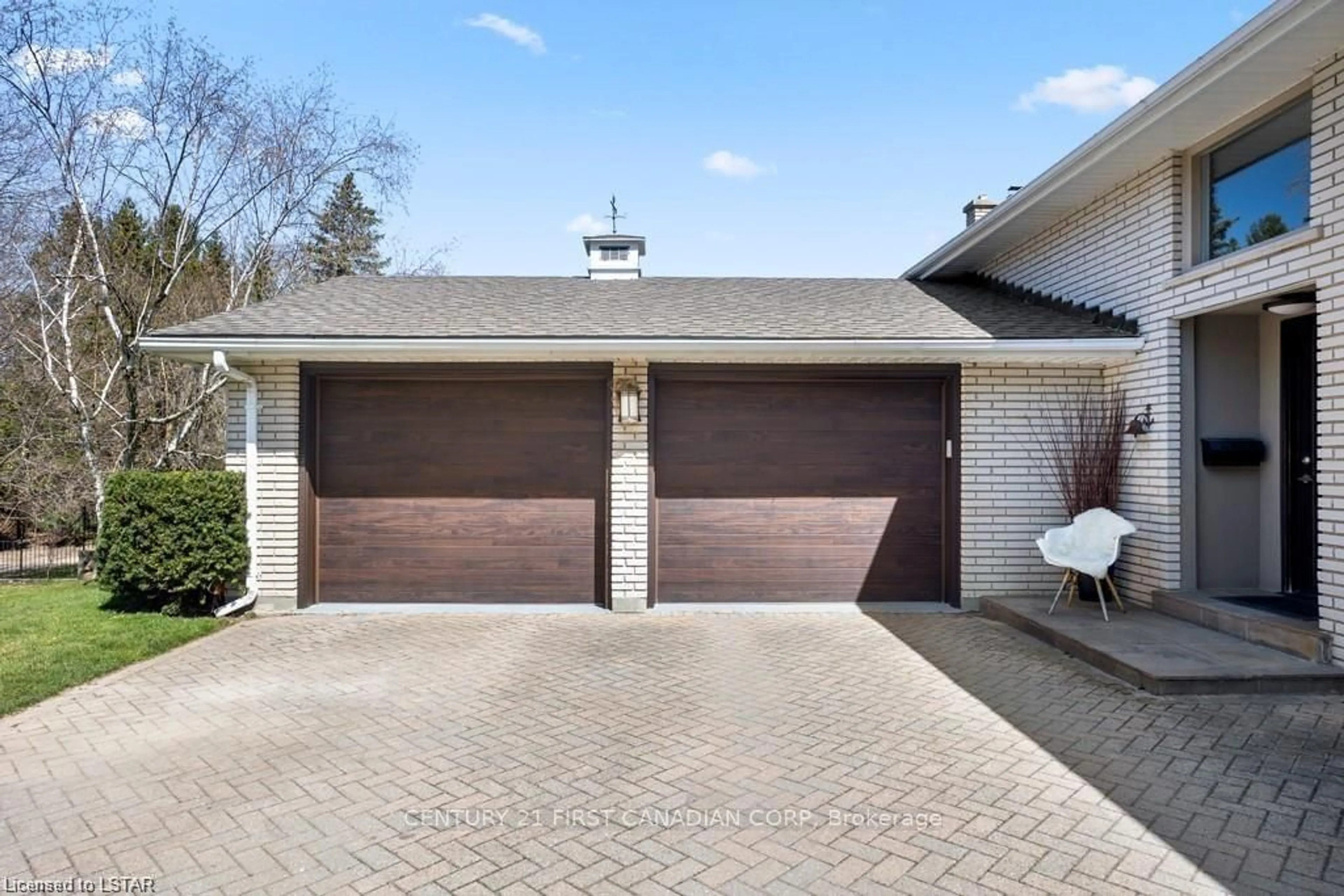 Indoor garage for 688 Westmount Hills Dr, London Ontario N6K 1B2