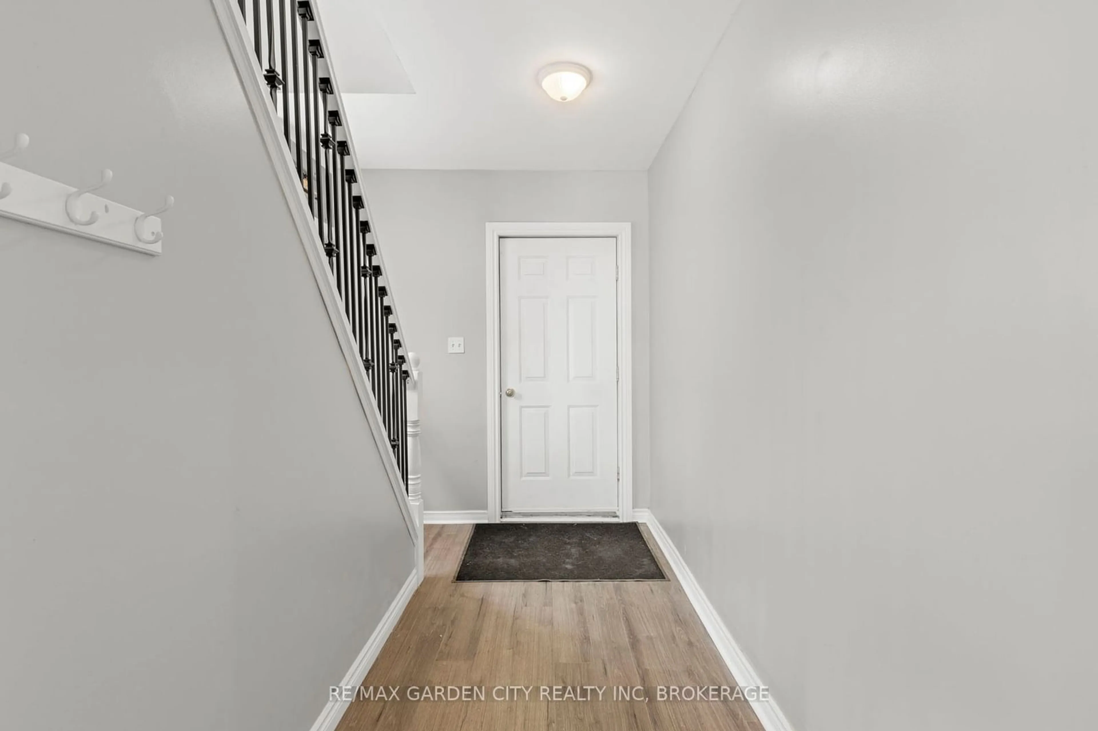 Indoor entryway for 60 John St, Welland Ontario L3B 3S3