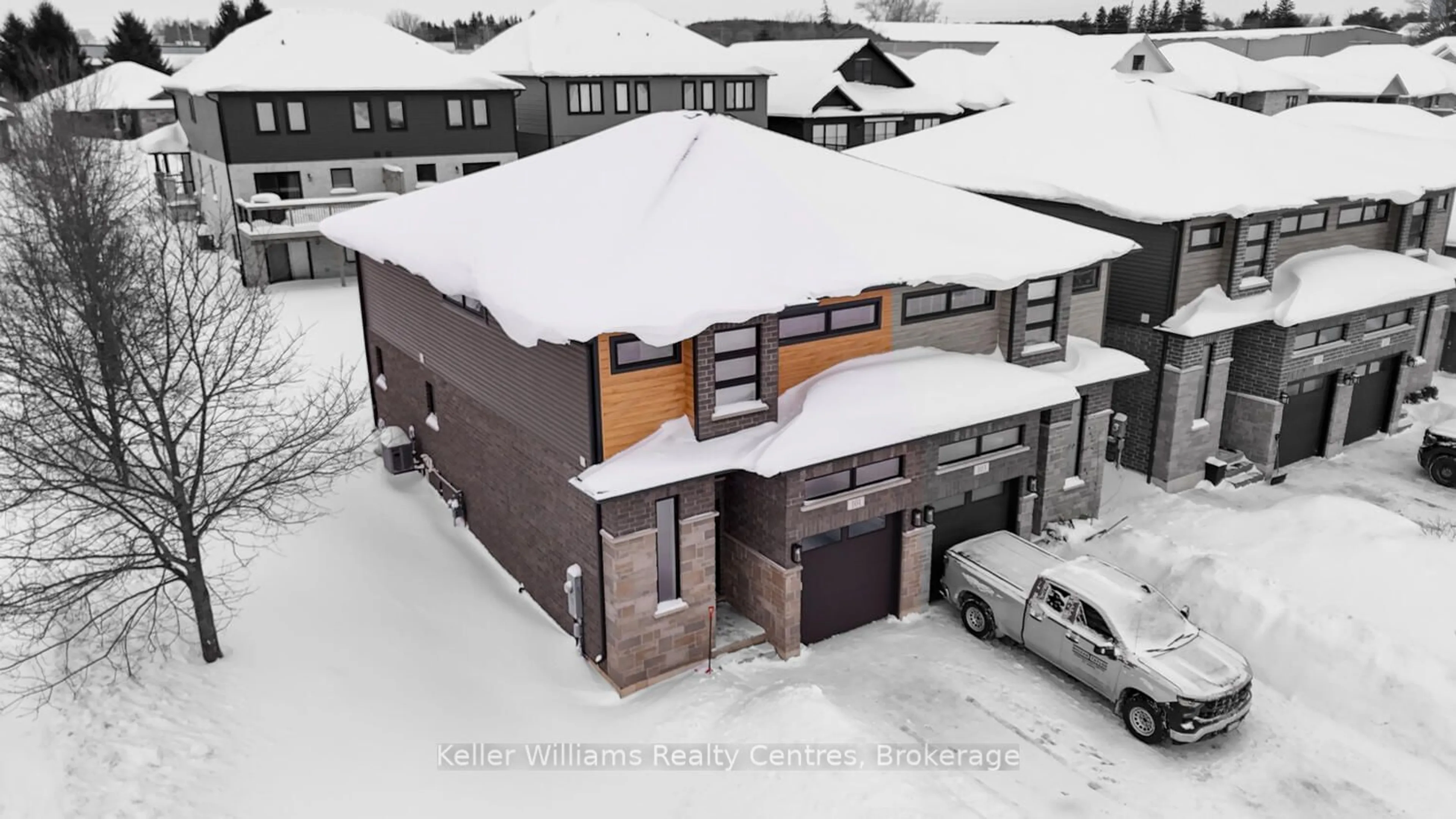 A pic from outside/outdoor area/front of a property/back of a property/a pic from drone, building for 101 Third St, Brockton Ontario N0G 2V0