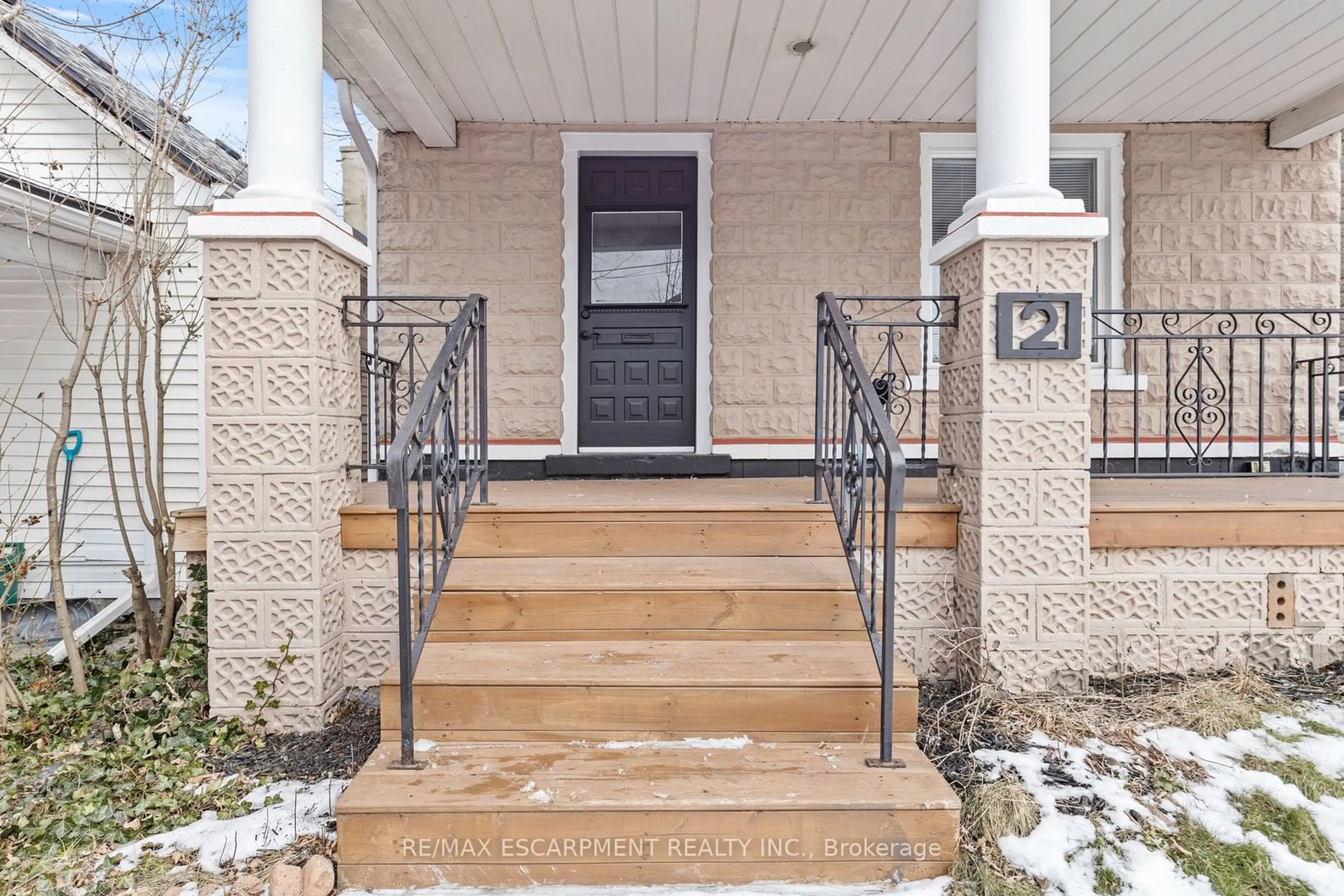 Indoor entryway for 2 Berryman Ave, St. Catharines Ontario L2R 3W9