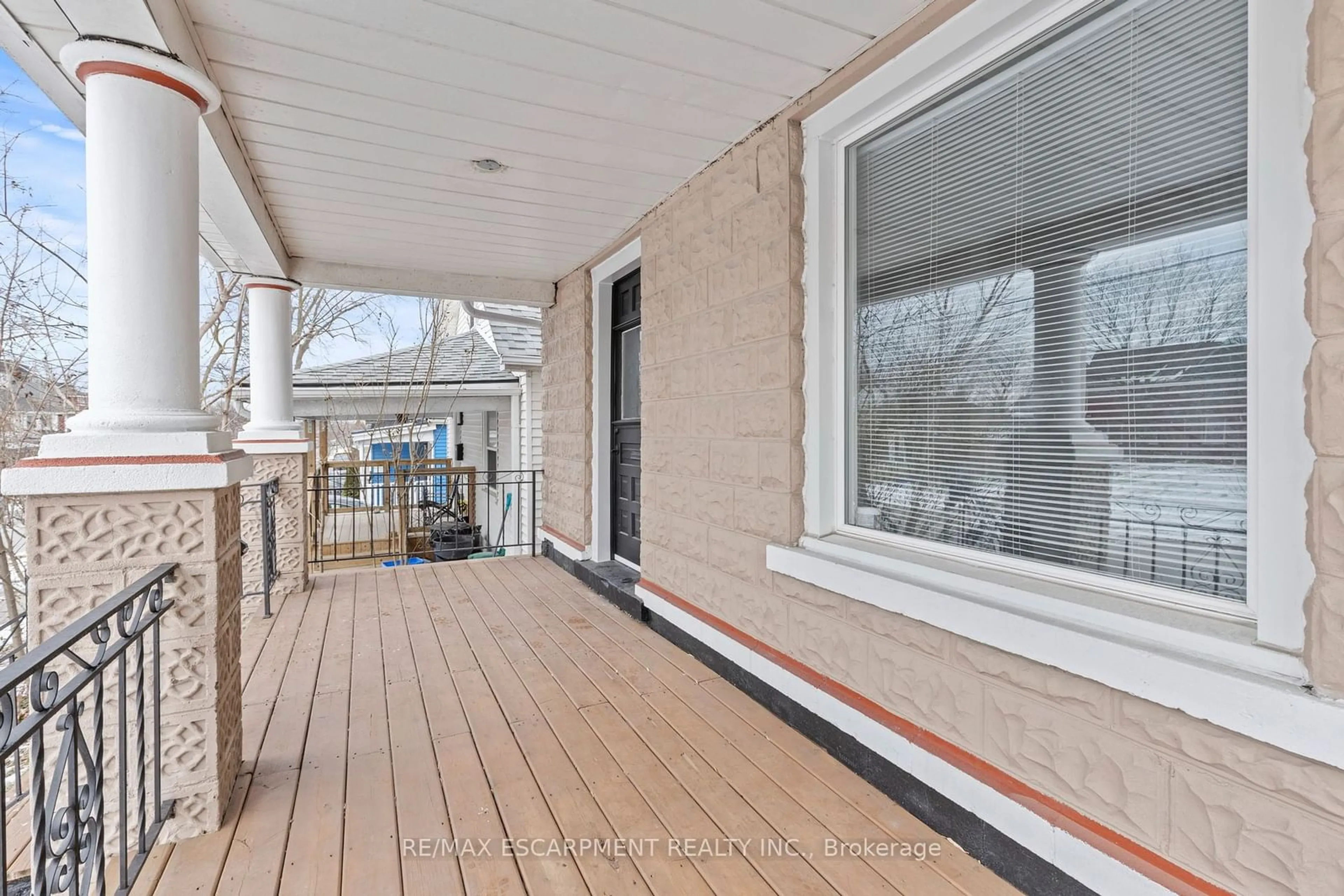 Patio, street for 2 Berryman Ave, St. Catharines Ontario L2R 3W9