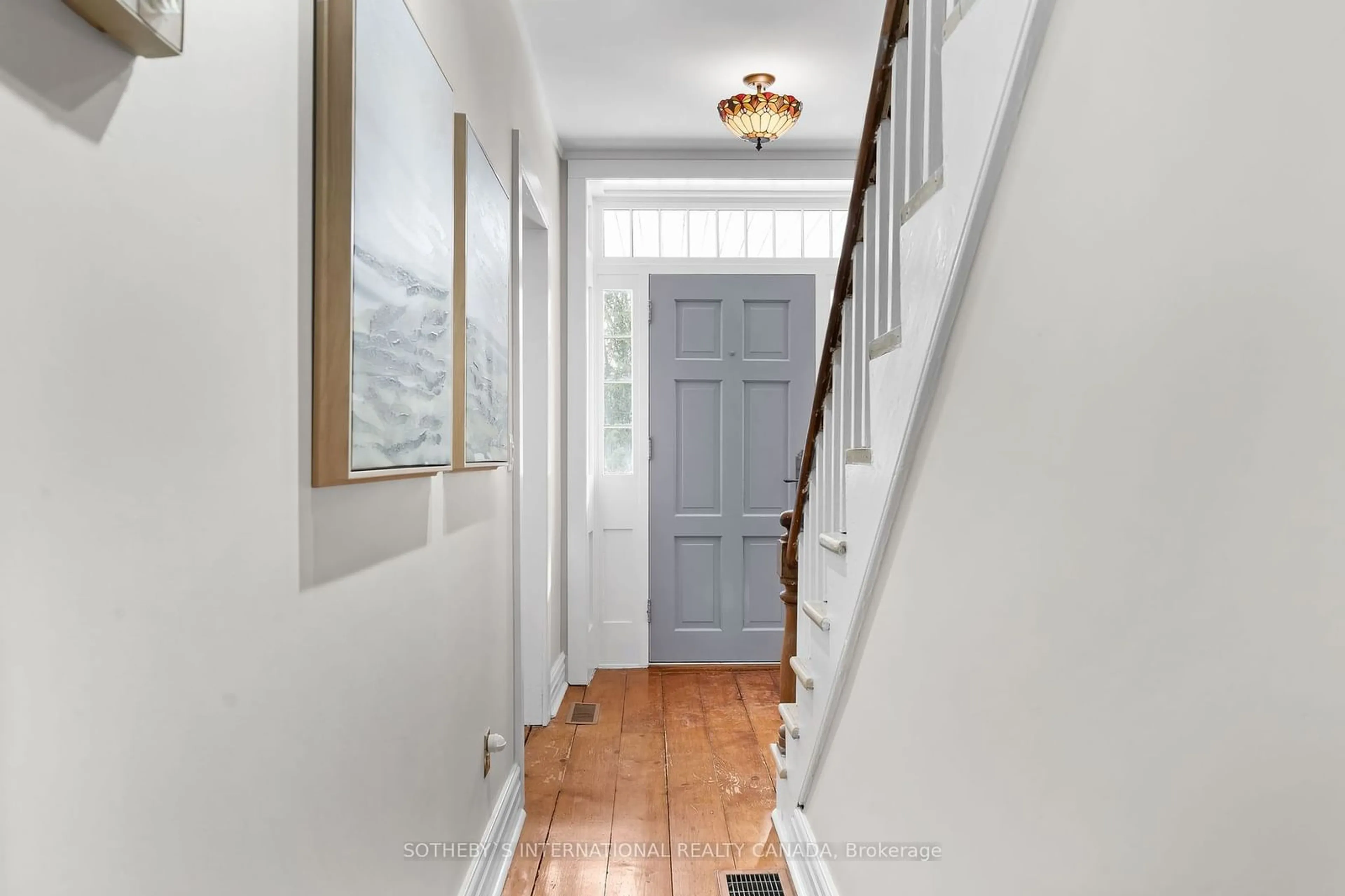 Indoor entryway for 2402 Ganaraska Rd, Port Hope Ontario L0A 1B0