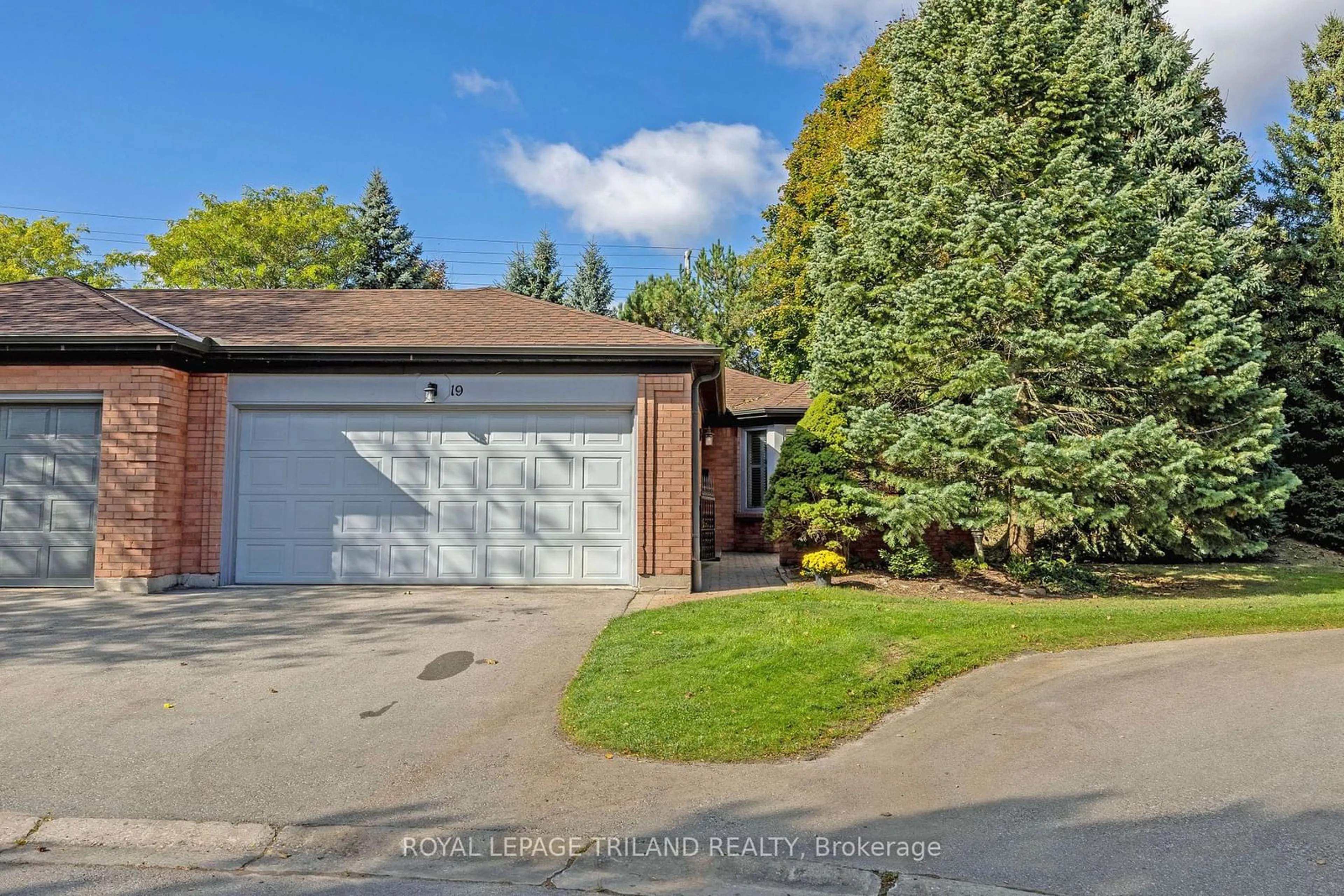 A pic from outside/outdoor area/front of a property/back of a property/a pic from drone, unknown for 65 Fiddlers Green Rd #19, London Ontario N6H 4V5