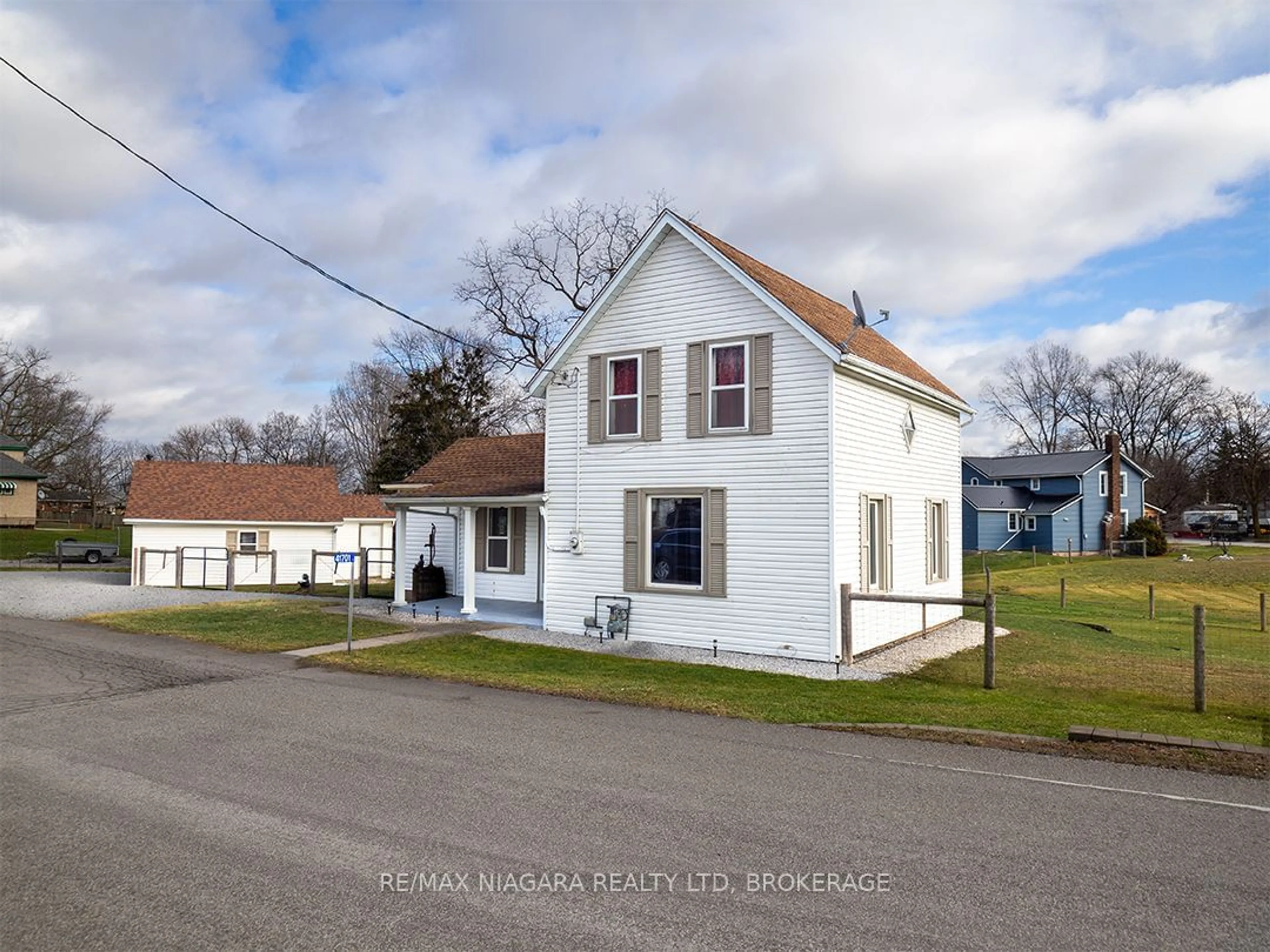 A pic from outside/outdoor area/front of a property/back of a property/a pic from drone, building for 41701 Mill Race Rd, Wainfleet Ontario L0S 1V0