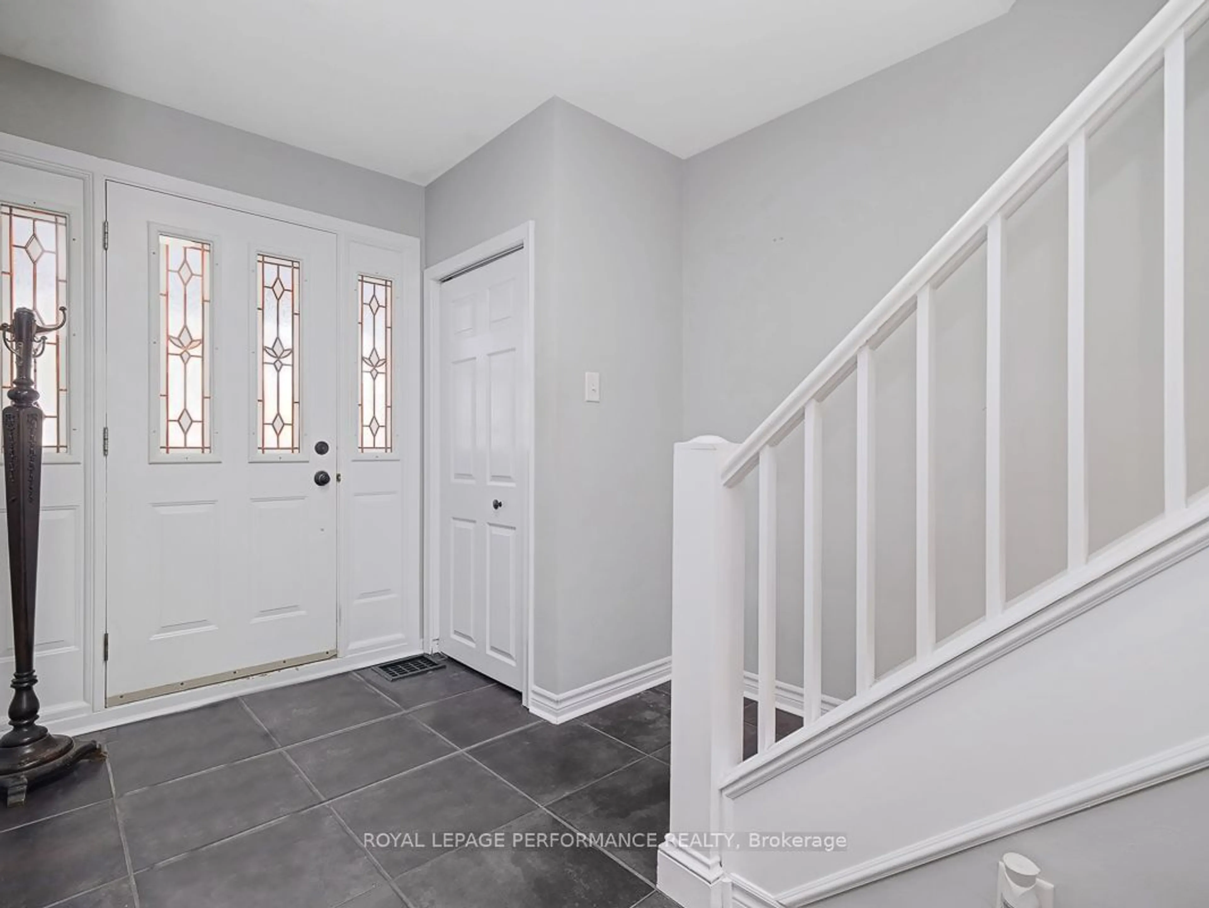 Indoor entryway for 156 Begonia Ave, Alta Vista and Area Ontario K1H 6E4