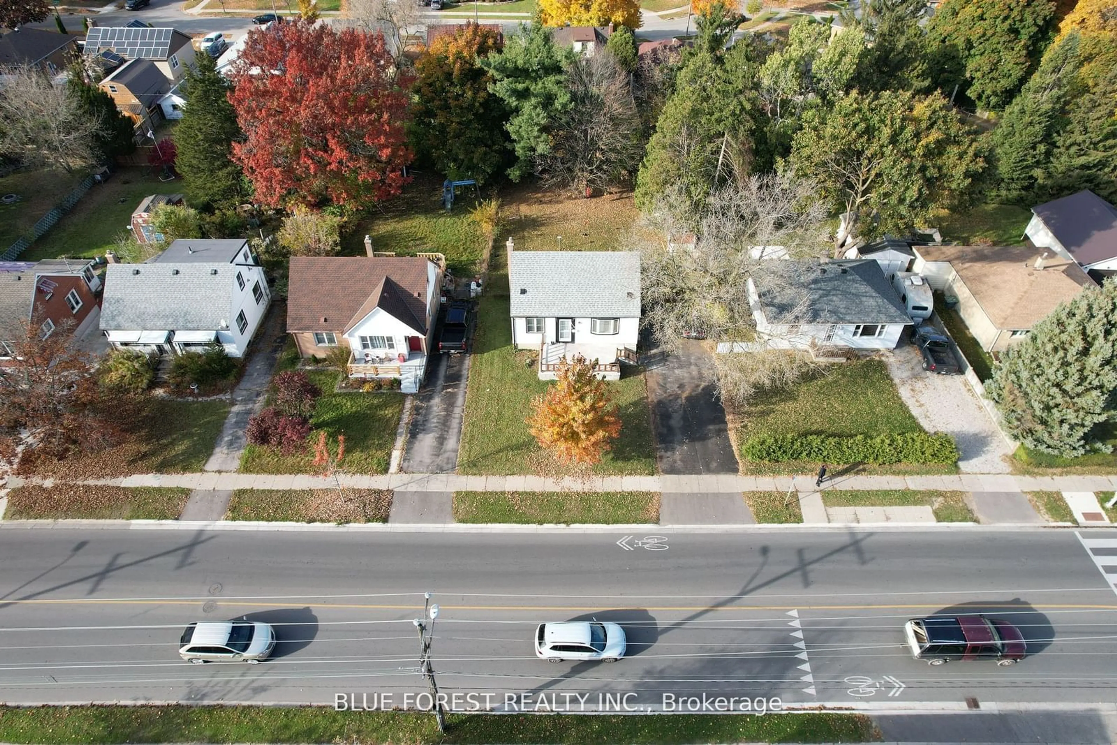 A pic from outside/outdoor area/front of a property/back of a property/a pic from drone, street for 1466 Trafalgar St, London Ontario N5W 1W9