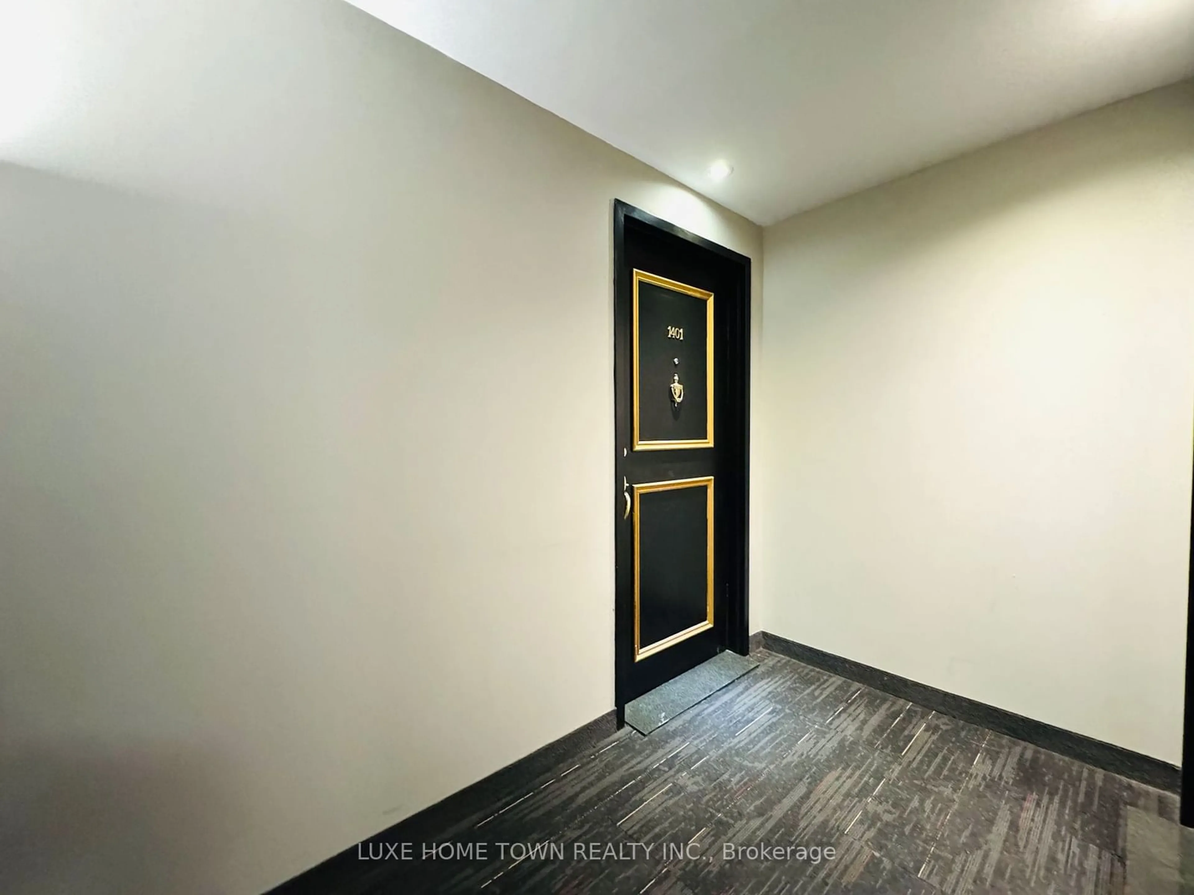 Indoor foyer for 135 James St #1401, Hamilton Ontario L8P 2Z6