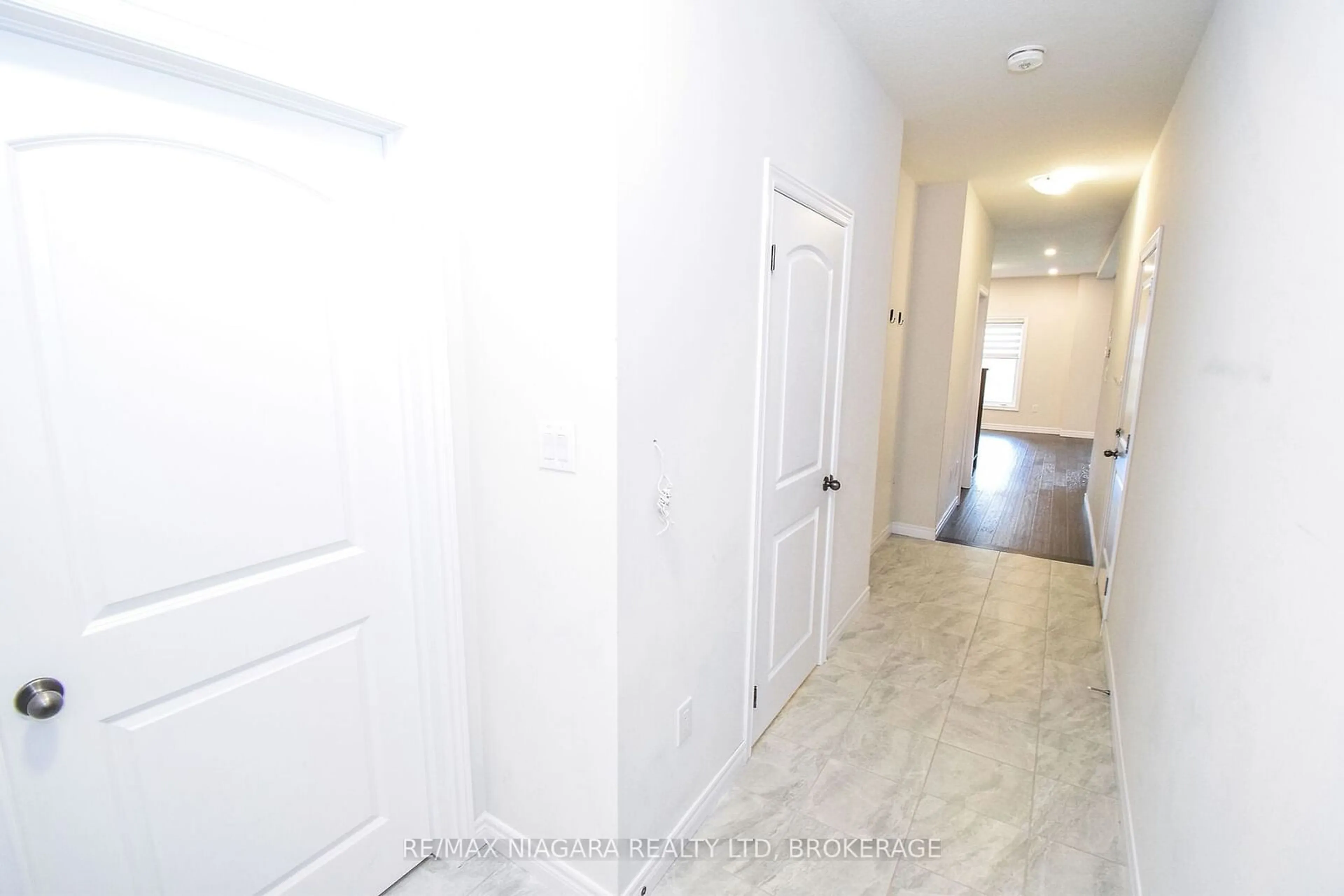 Indoor entryway for 24 Alayche Tr, Welland Ontario L3C 6Y2