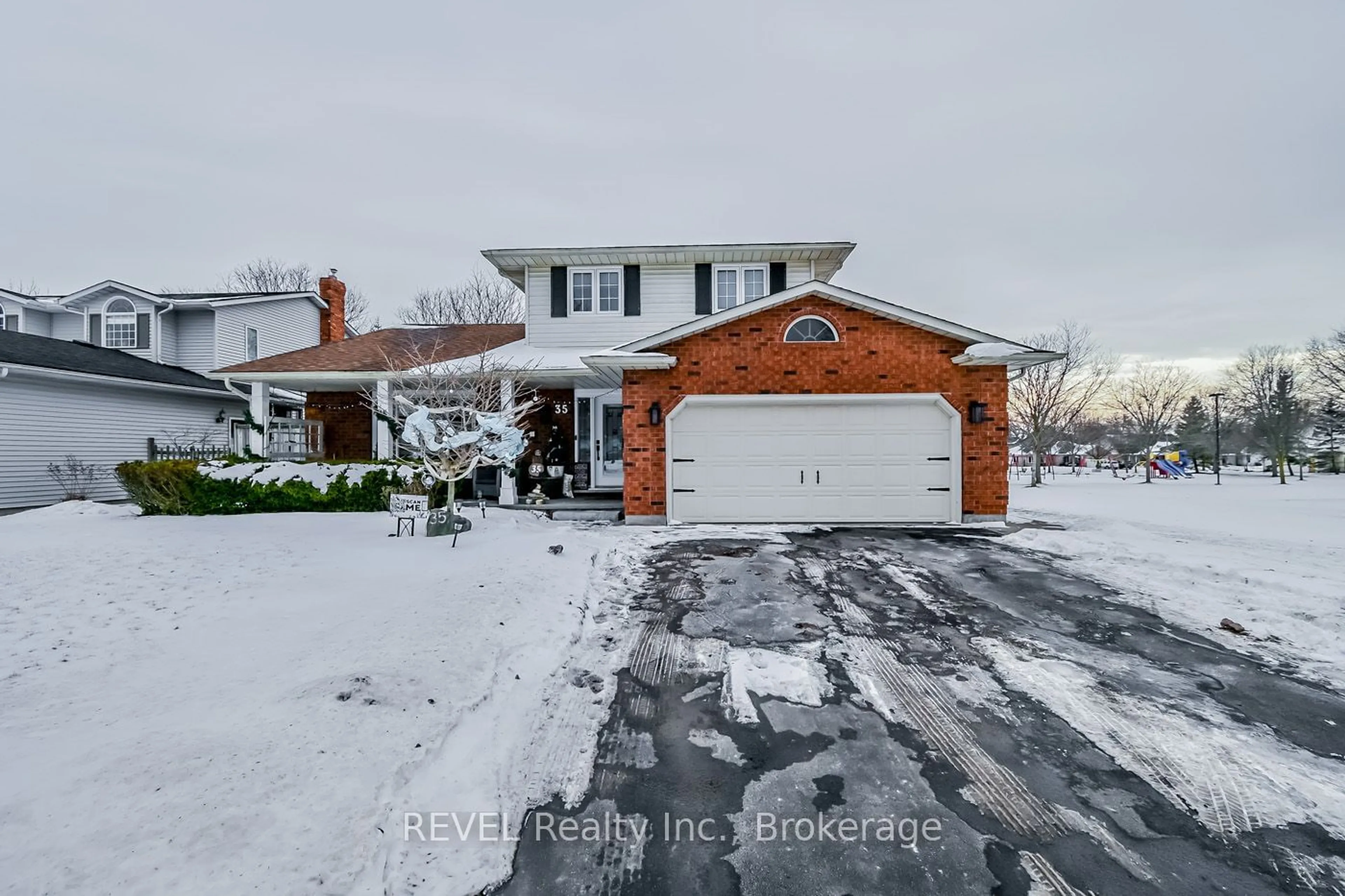 A pic from outside/outdoor area/front of a property/back of a property/a pic from drone, street for 35 COUNTRYSIDE Dr, Welland Ontario L3C 6Z2