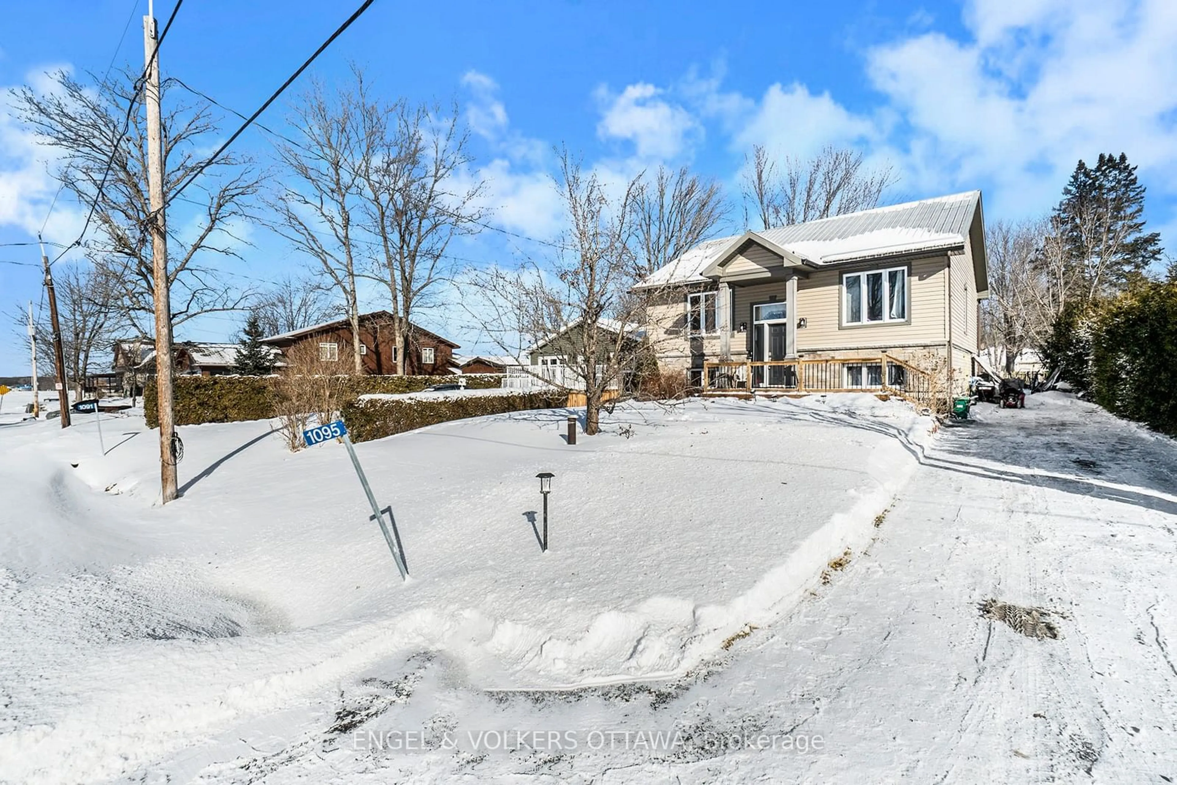 A pic from outside/outdoor area/front of a property/back of a property/a pic from drone, street for 1095 Morin Rd, Orleans - Cumberland and Area Ontario K4C 1A5