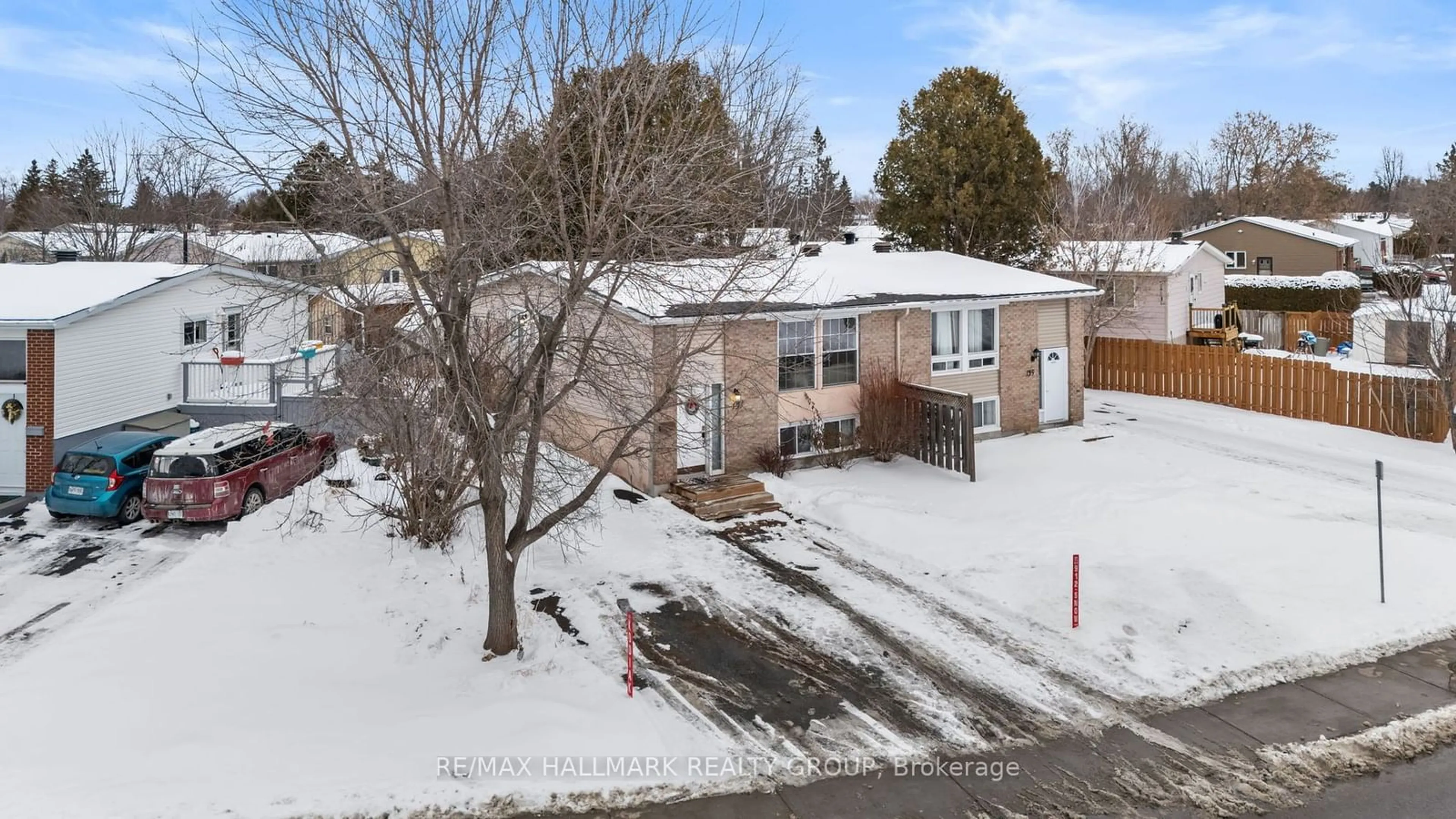 A pic from outside/outdoor area/front of a property/back of a property/a pic from drone, street for 137 Glamorgan Dr, Kanata Ontario K2L 1R7