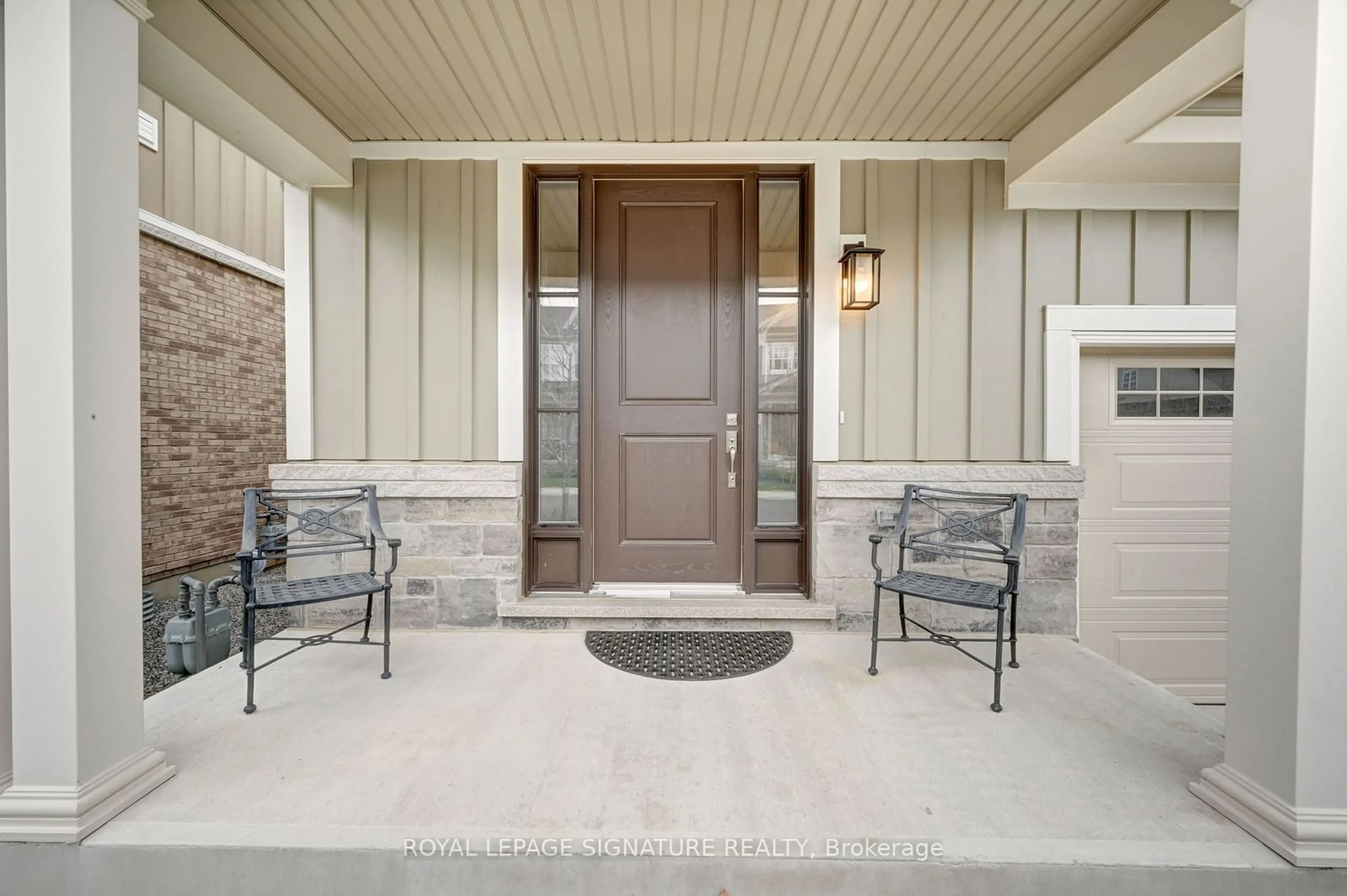 Indoor entryway for 38 Windsor Circ, Niagara-on-the-Lake Ontario L0S 1J0