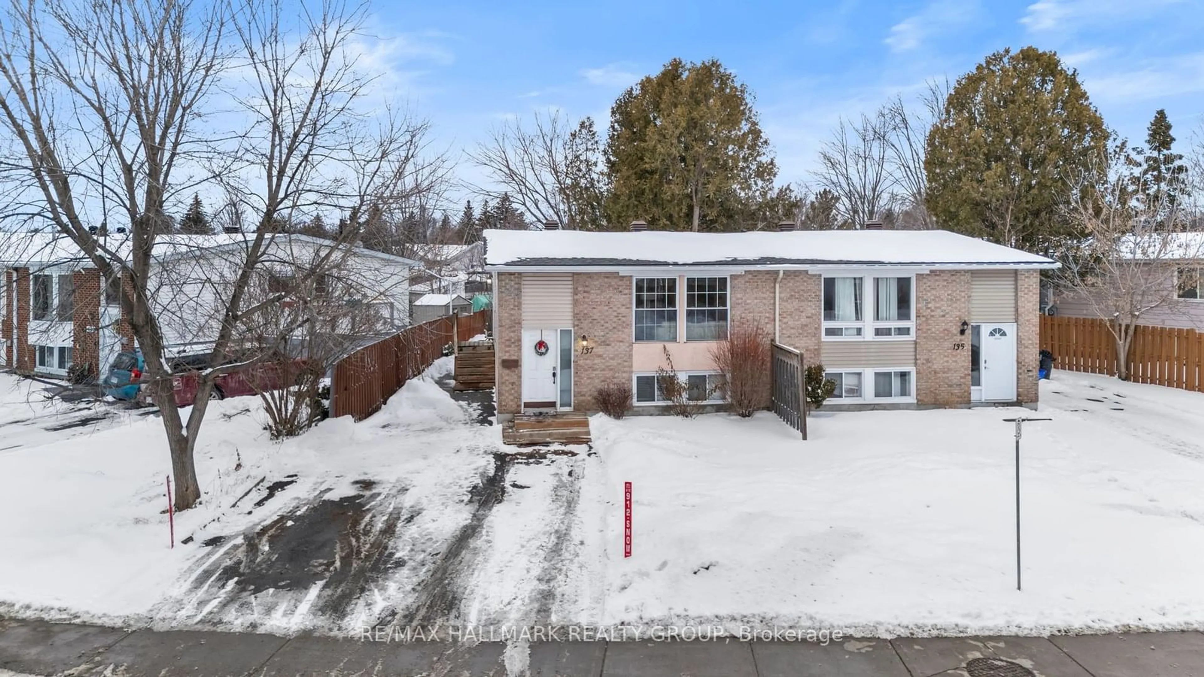 A pic from outside/outdoor area/front of a property/back of a property/a pic from drone, street for 137 Glamorgan Dr, Kanata Ontario K2L 1R7