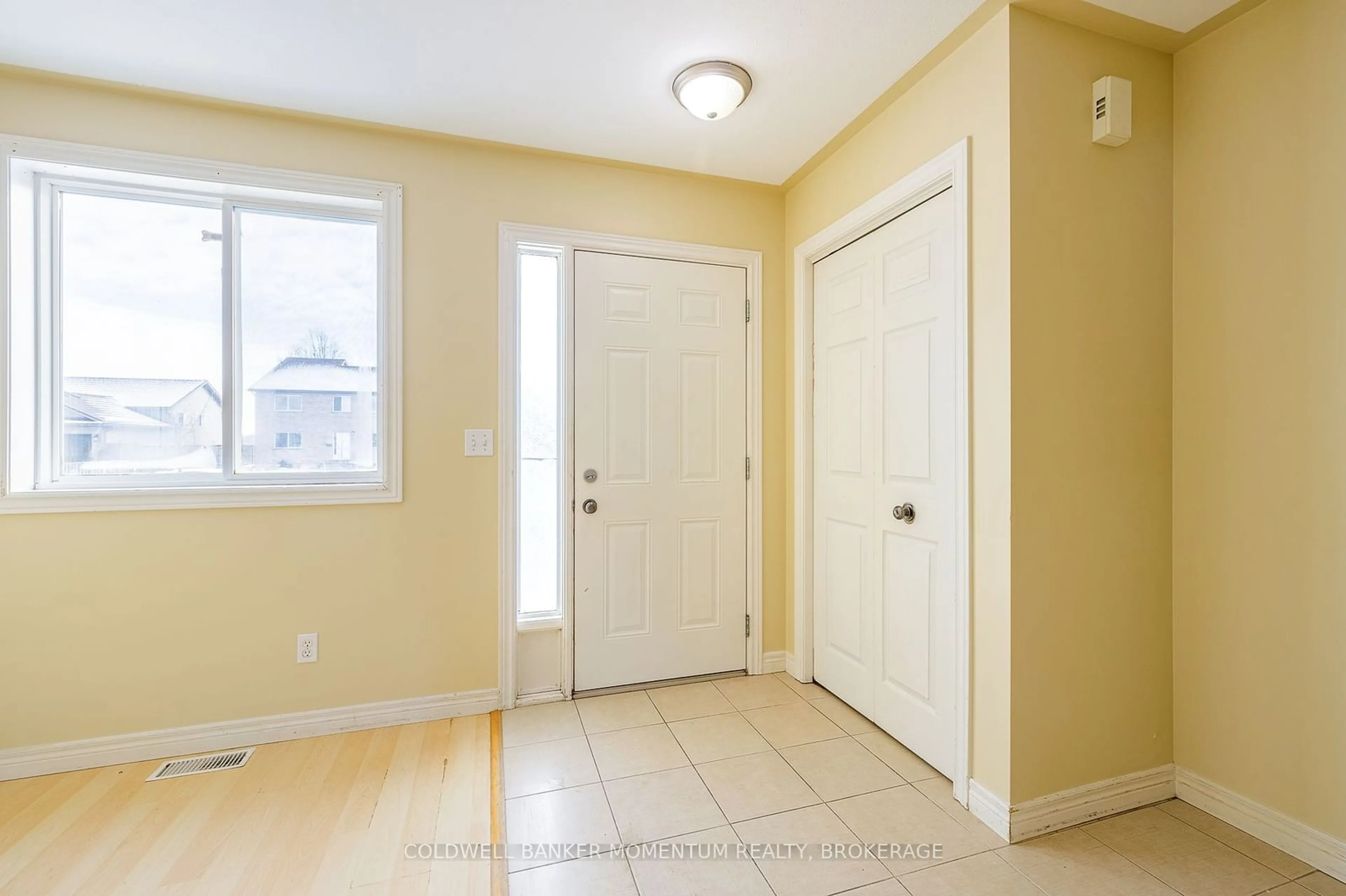 Indoor entryway for 40 Saturn Rd, Port Colborne Ontario L3K 6E1