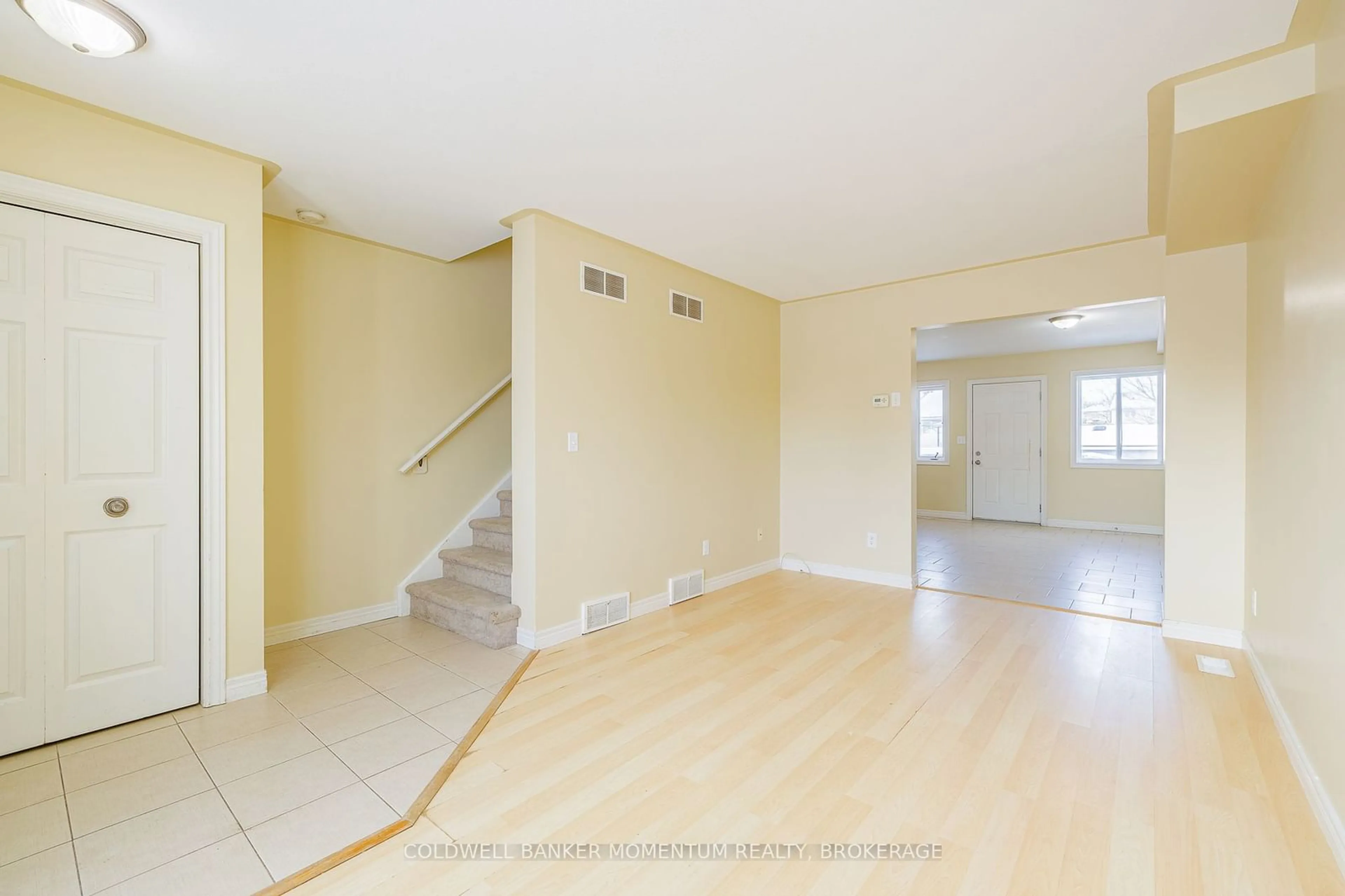 Indoor foyer for 40 Saturn Rd, Port Colborne Ontario L3K 6E1