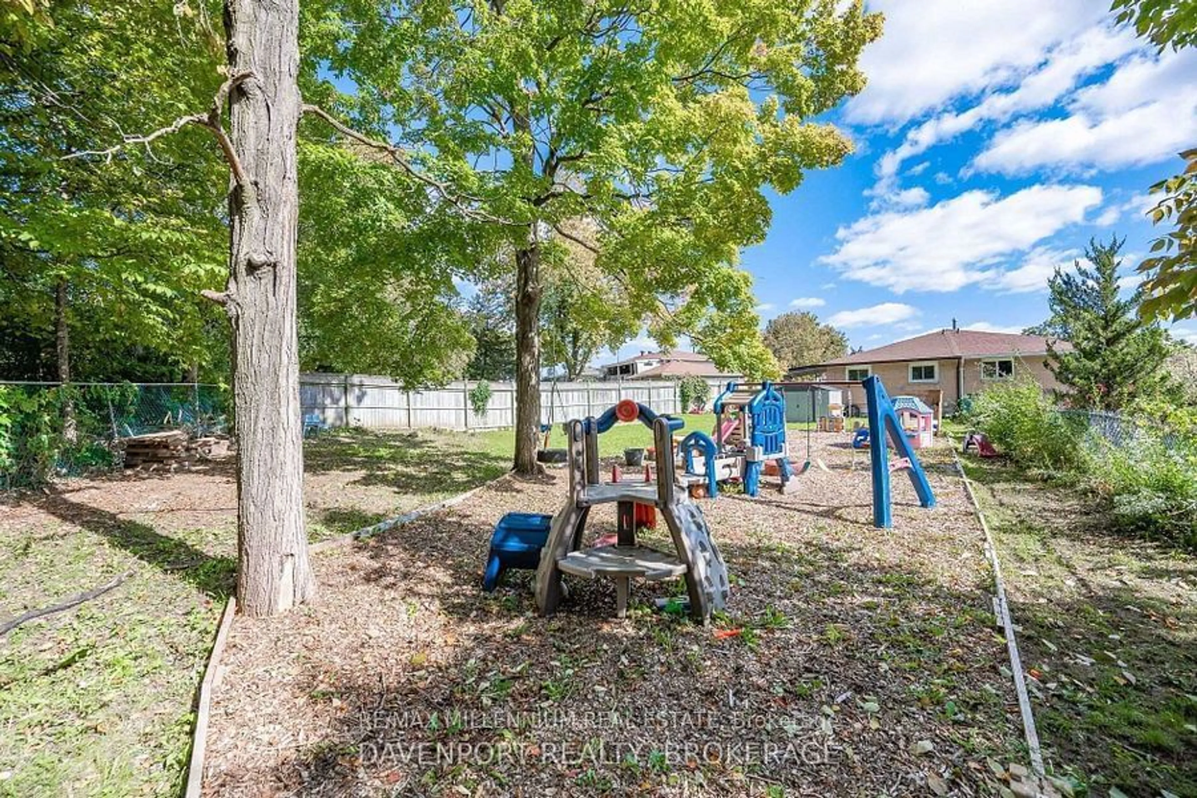 A pic from outside/outdoor area/front of a property/back of a property/a pic from drone, street for 144 Markwood Dr, Kitchener Ontario N2M 2H6