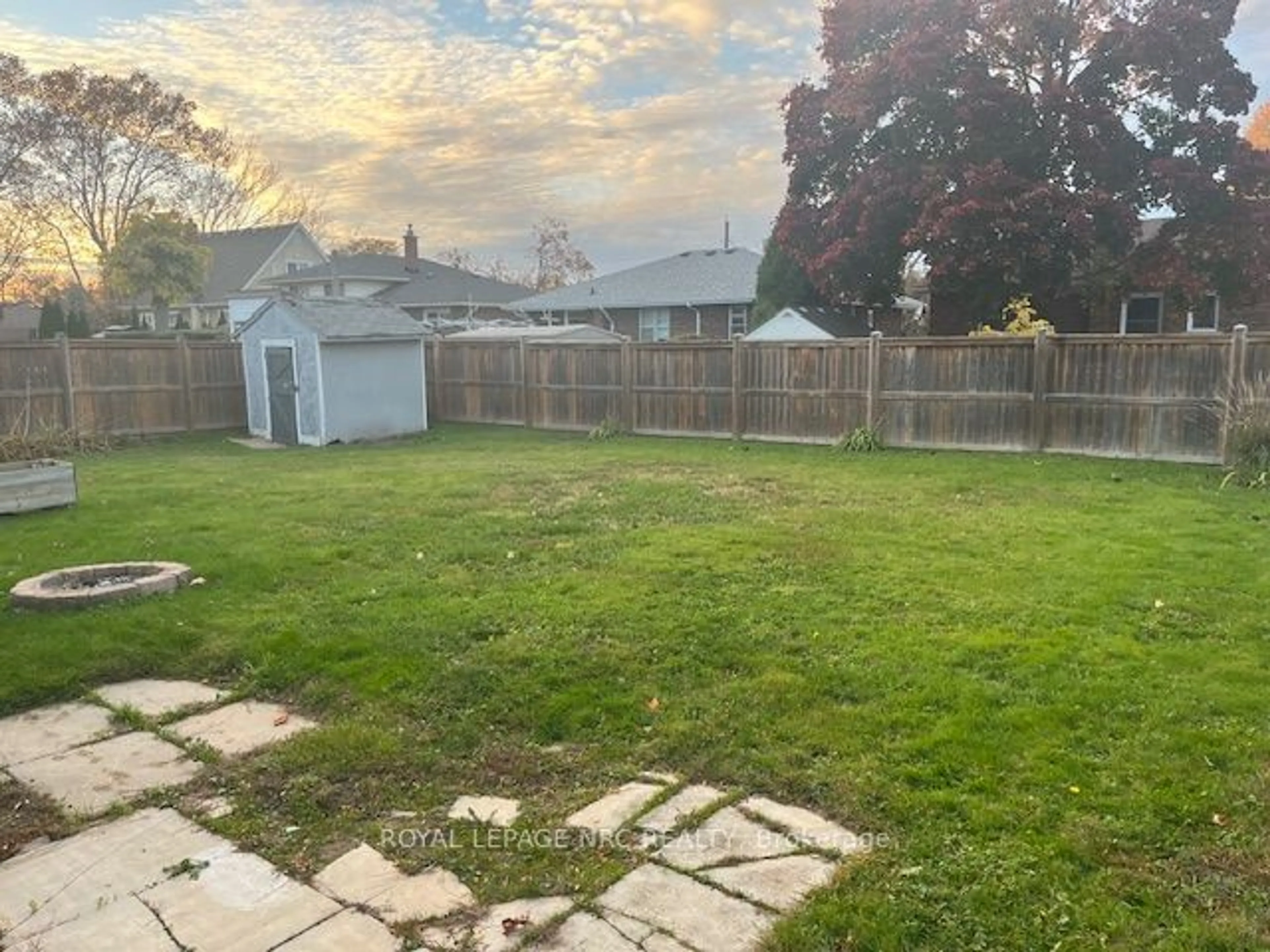 A pic from outside/outdoor area/front of a property/back of a property/a pic from drone, street for 25 CORONATION Blvd, St. Catharines Ontario L2S 2V2