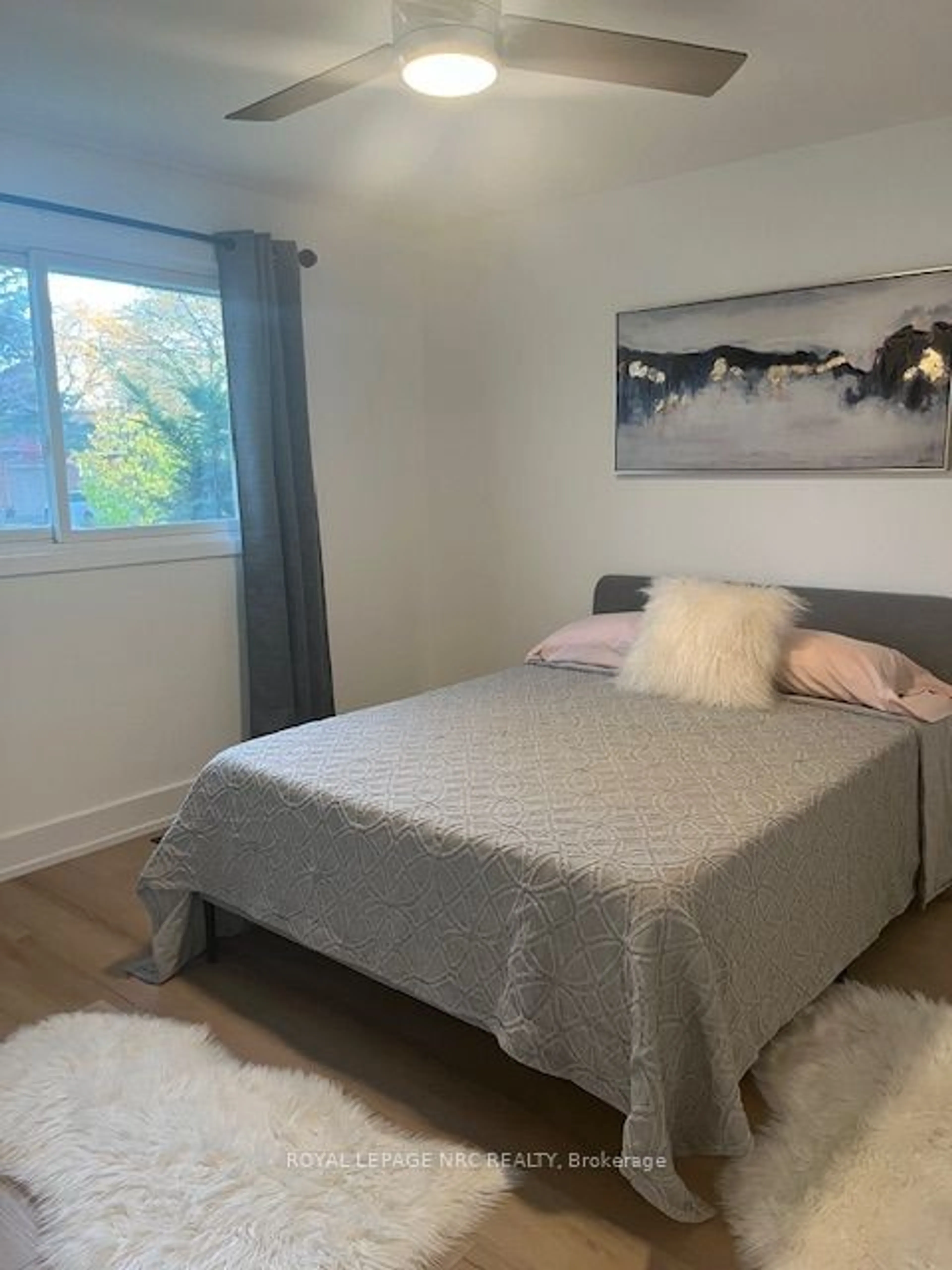 Bedroom with bed, wood/laminate floor for 25 CORONATION Blvd, St. Catharines Ontario L2S 2V2