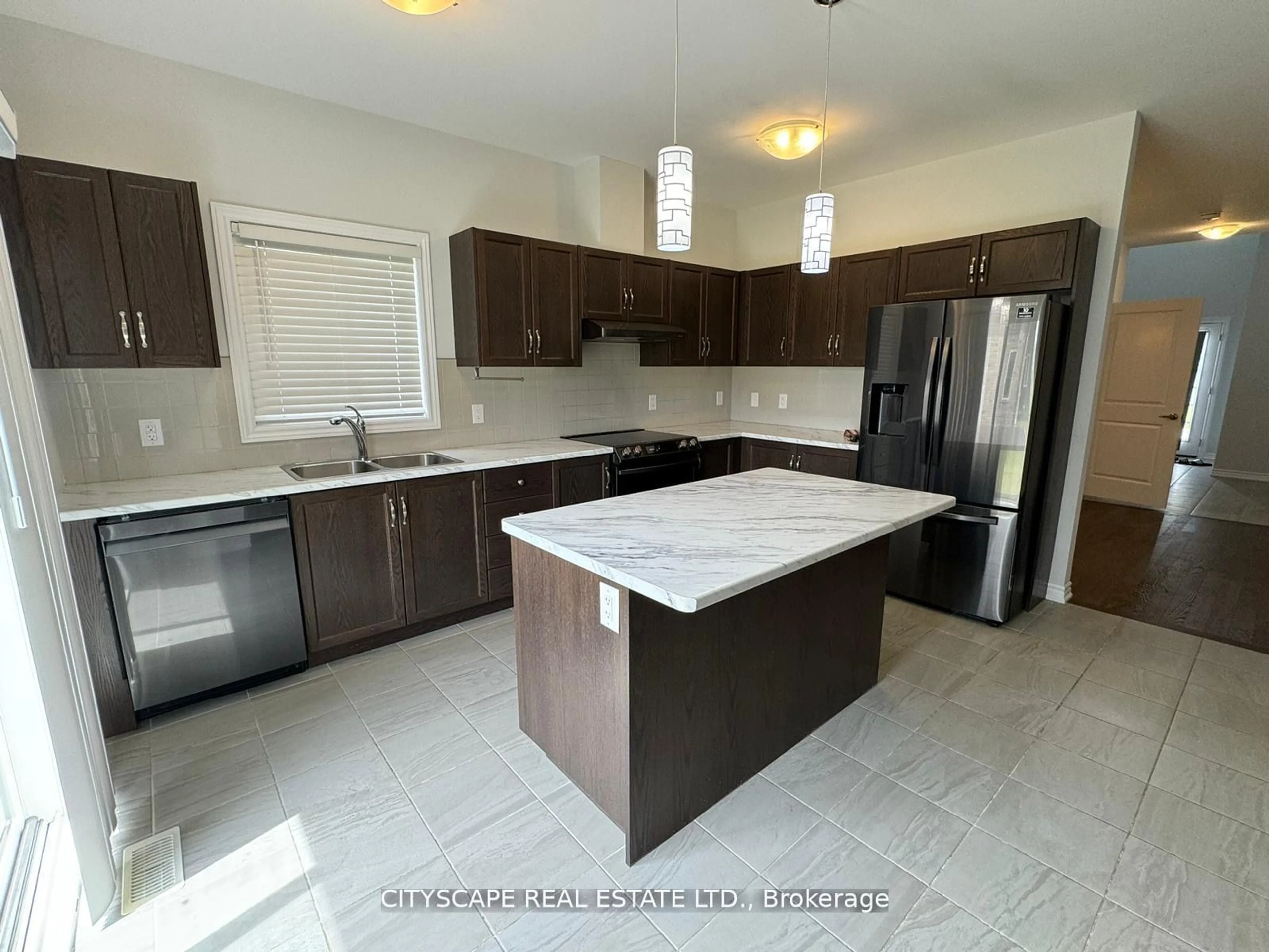 Open concept kitchen, ceramic/tile floor for 94 McCabe Ave, Welland Ontario L3B 0H5