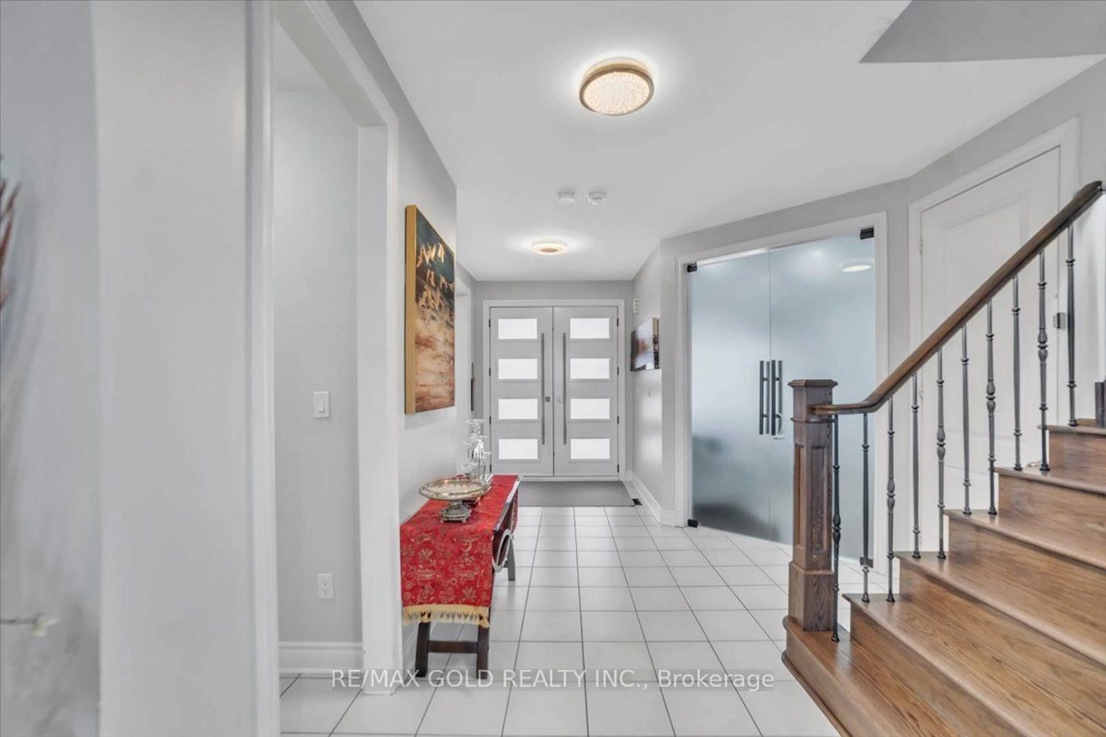 Indoor entryway for 28 Meek Ave, Mono Ontario L0W 2Z2