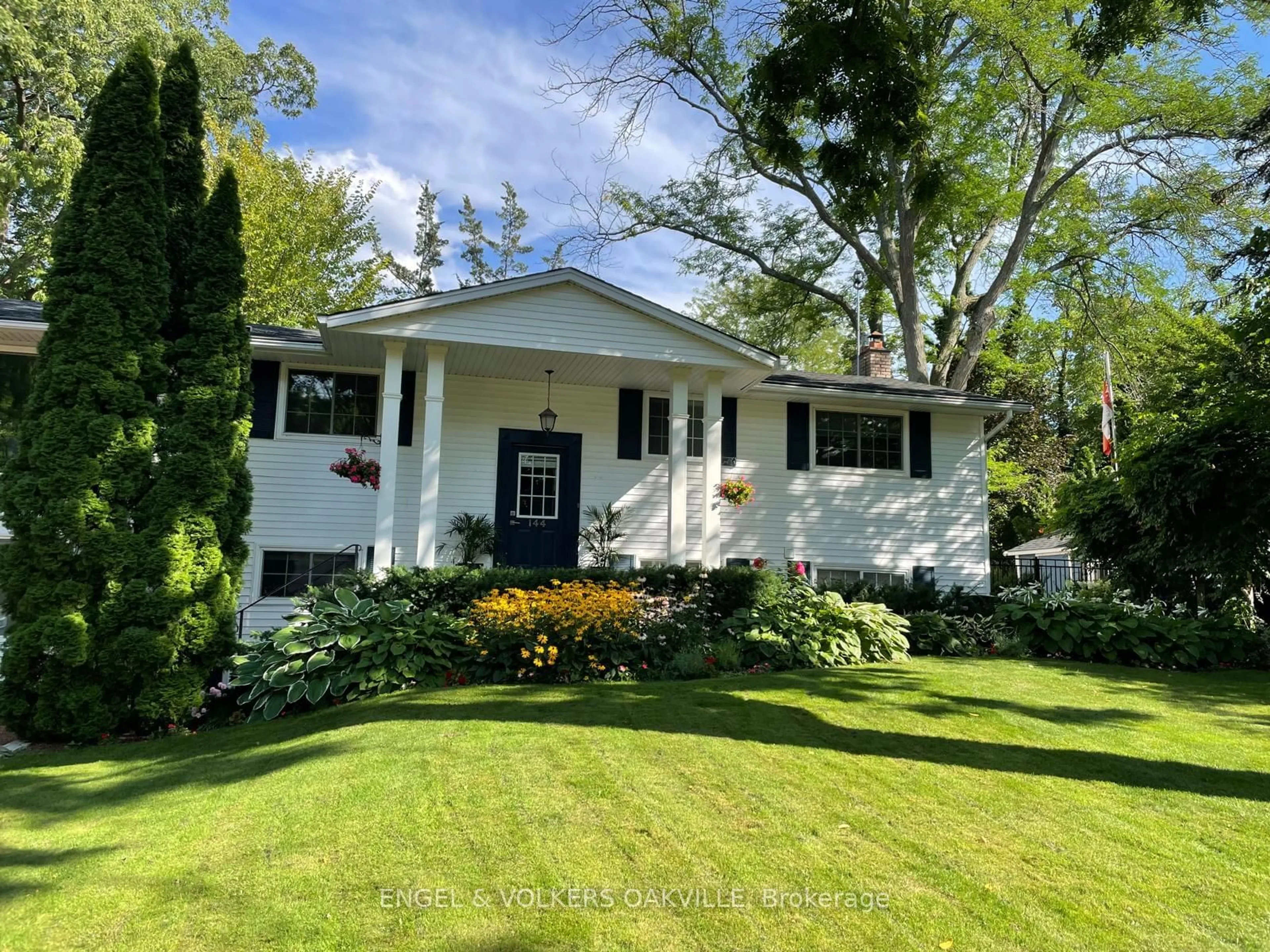 Home with vinyl exterior material, street for 144 Regent St, Niagara-on-the-Lake Ontario L0S 1J0