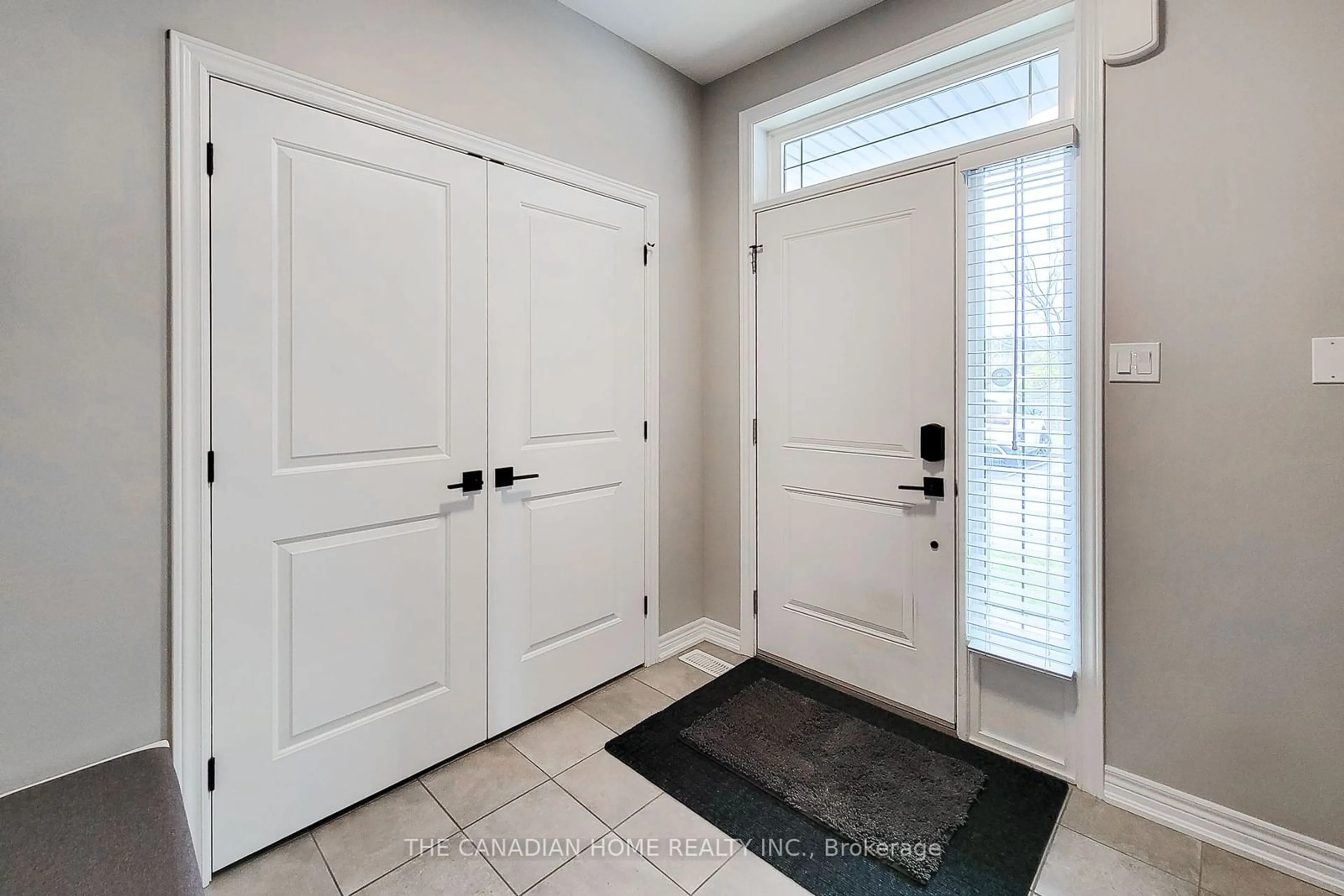 Indoor entryway for 13 Lindsay Way, Grimsby Ontario L3M 0H6