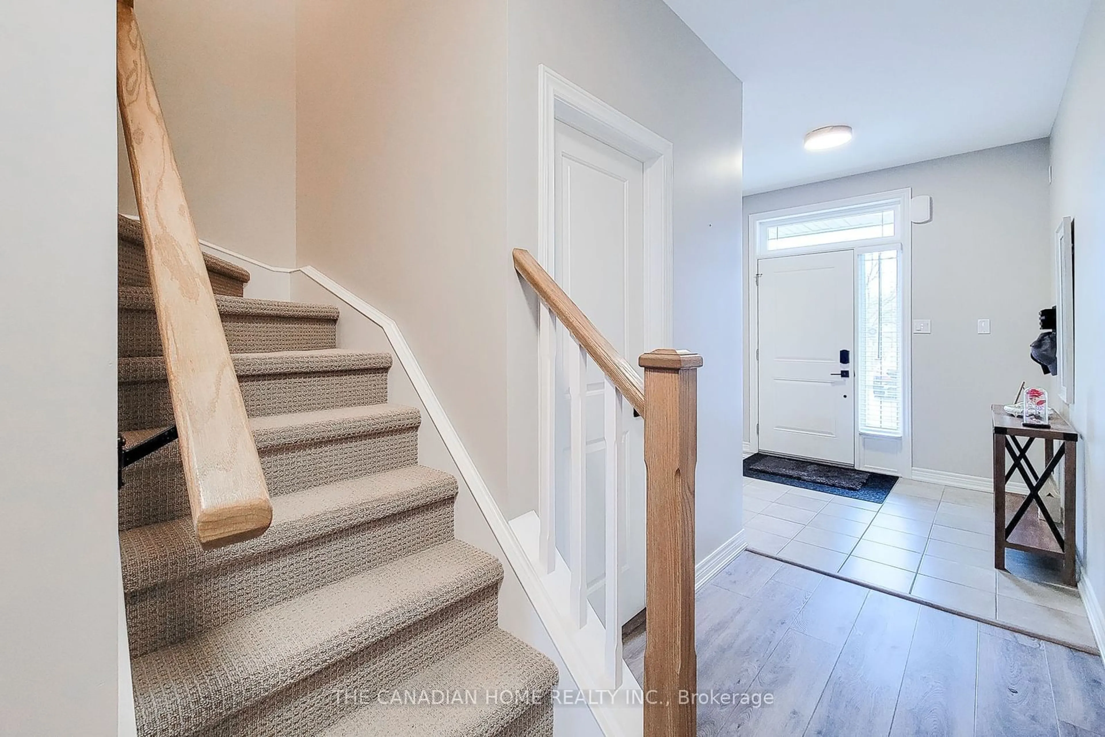 Indoor entryway for 13 Lindsay Way, Grimsby Ontario L3M 0H6