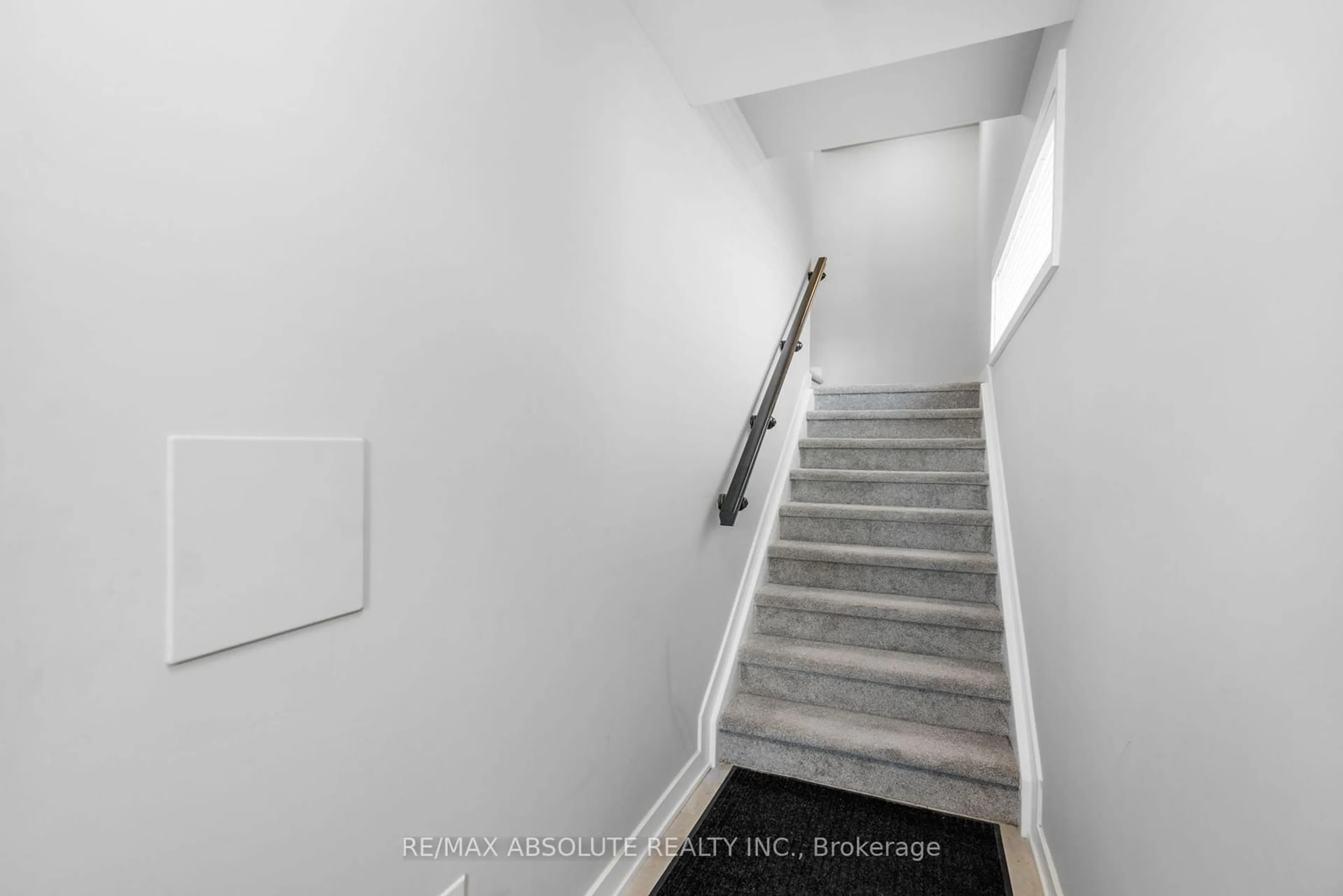 Stairs for 804 MIKINAK Rd, Manor Park - Cardinal Glen and Area Ontario K1K 0P2